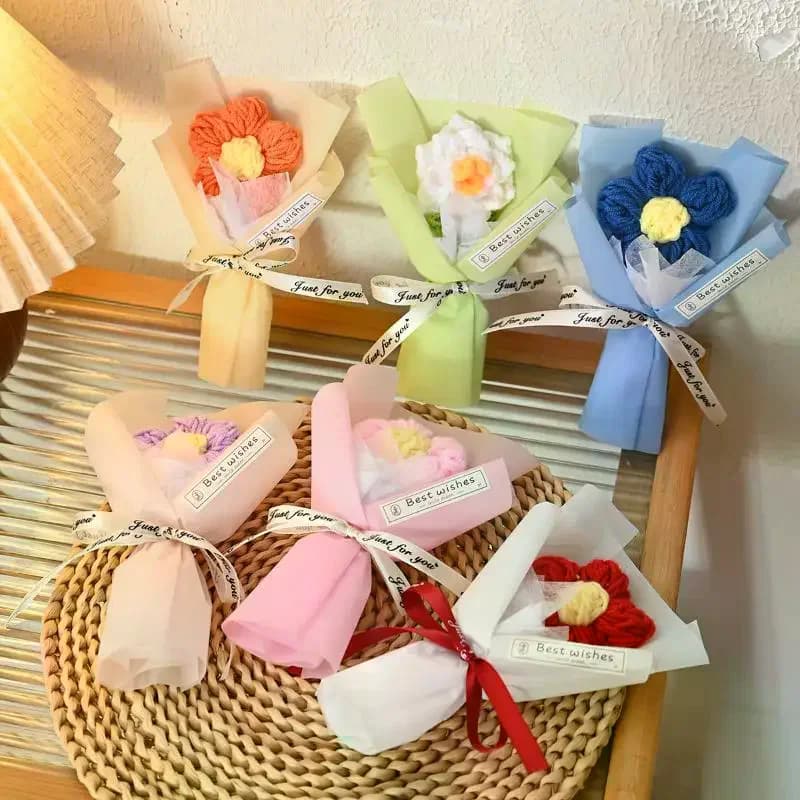 Mini Bouquet di Fiori in Filato Fatto a Mano, Bouquet a Cuore all'Uncinetto, Regalo Romantico per San Valentino e Festa della Mamma, Decorazione da Scrivania
