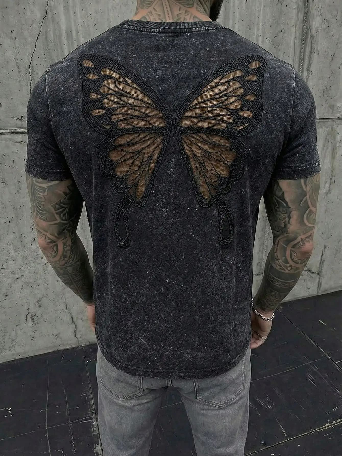 T-shirt nera da uomo effetto distressed con design trasparente a forma di ali di farfalla sul retro