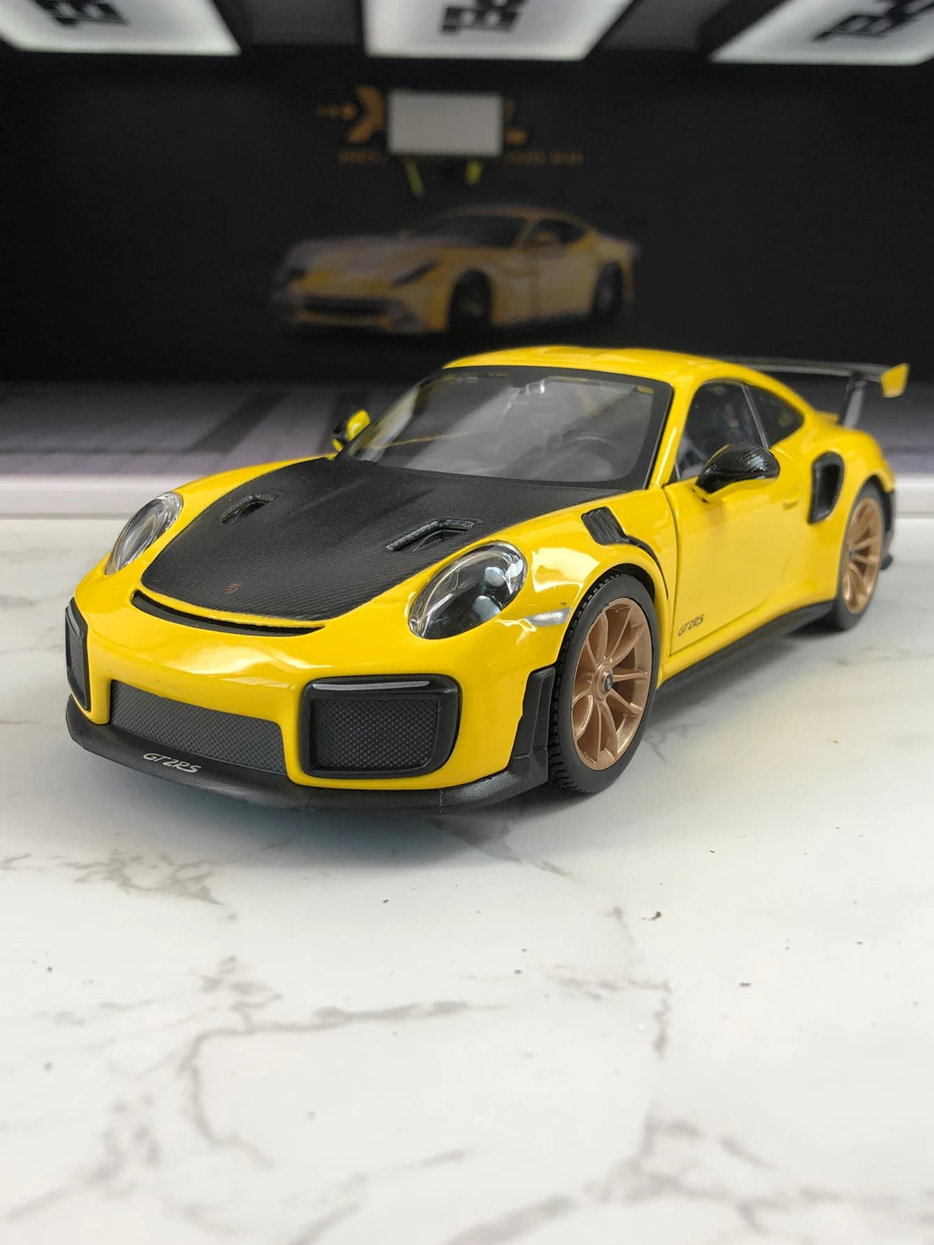 Maisto 1:24 simulation zinc alloy 2018 Porsche 911 GT2 RS model car, static ornament, metal collectible gift car