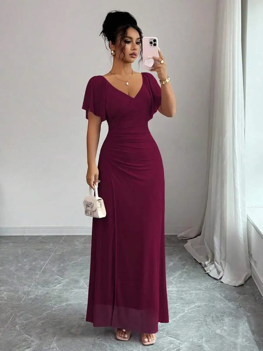 Abito lungo bordeaux da donna con scollo a V, maniche corte e vita plissettata