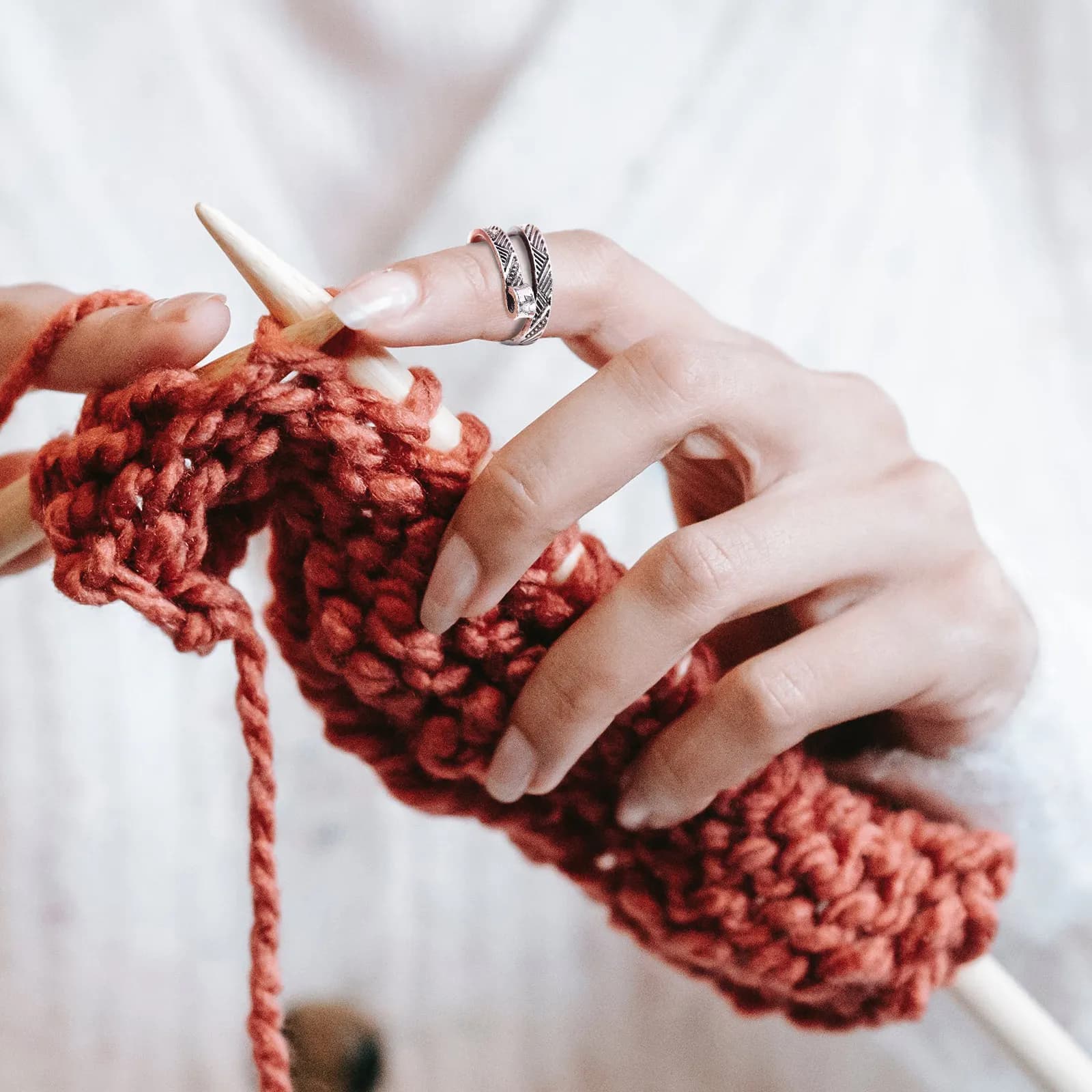 2 Pezzi Anelli in Rame per Lavorazione a Maglia, Regolabili, Guida per Filo, Supporto per Dita, per Uncinetto, Cucito, Fai da Te, Artigianato, Accessori per Lavorazione a Maglia, Filo
