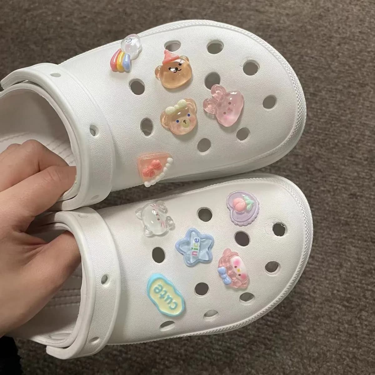 NUOVI Simpatici Charm a Forma di Orsetto Cartoon per Zoccoli, Accessori Jibbitz Trasparenti Fai-da-Te, Fibbie Decorative con Design a Cuore