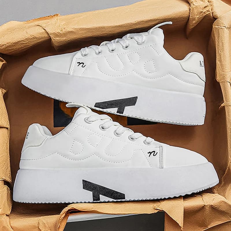 Nuove Sneakers da Uomo Primavera 2026, Scarpe Casual Monocolore Personalizzate alla Moda con Punta Rotonda e Lacci