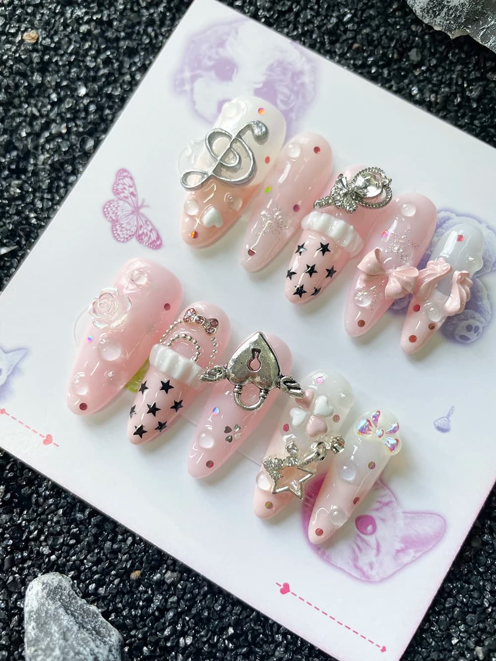 10 Pezzi Unghie Finte Lunghe Rosa Fatte a Mano con Catena a Cuore e Fiocco, Adesivi per Unghie Press-On, Manicure Rosa Stile Giapponese e Coreano