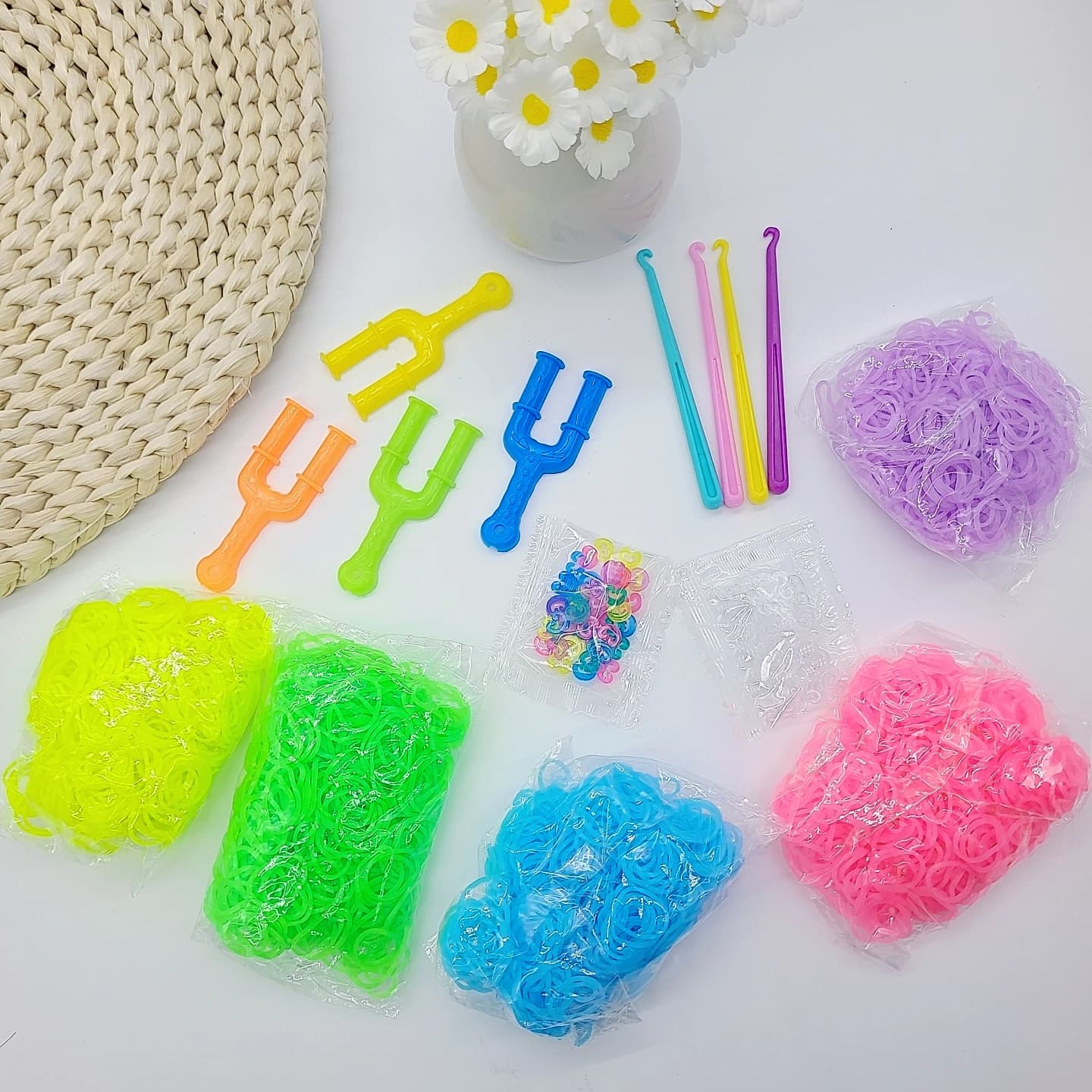 Set di braccialetti dell'amicizia, 5 colori di elastici tra cui scegliere, ciascun colore viene fornito con 2 fionde, 2 uncinetti, 50 clip a C colorati, 50 clip a S trasparenti, per la creazione di braccialetti dell'amicizia, adatto per lavori fai da te, kit per la creazione di gioielli, strumenti e accessori, regali per Halloween, Natale, San Valentino