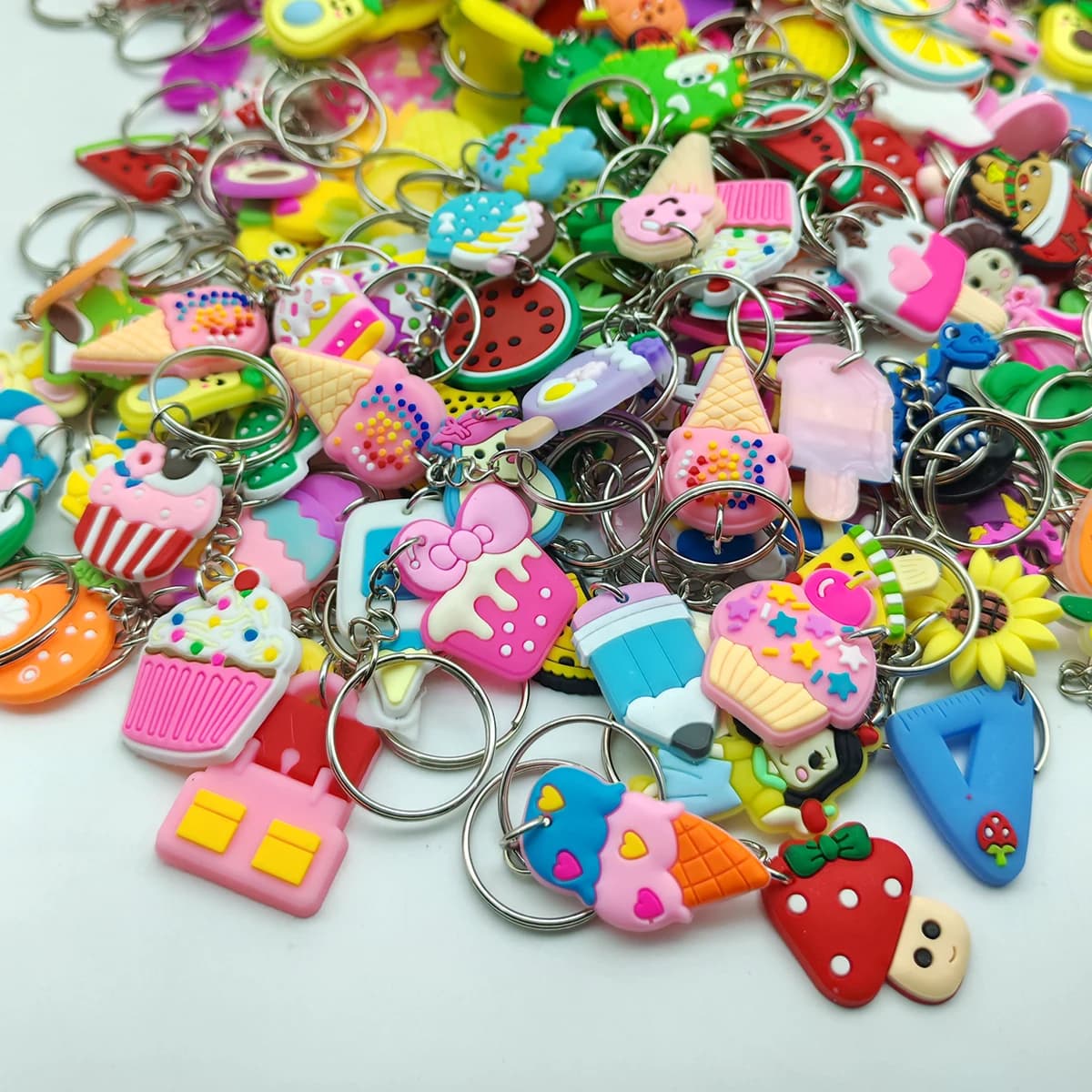 40 pezzi (mix) Portachiavi con ornamenti a tema cartone animato, stile casuale, ciondolo per borsa o portafoglio, premi per la classe, regali per feste e vacanze