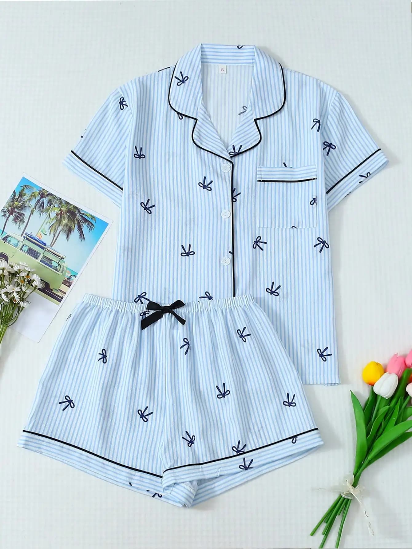 Set pigiama da donna con stampa a righe blu e fiocco, top con bottoni e pantaloncini, abbigliamento per la casa primavera-estate