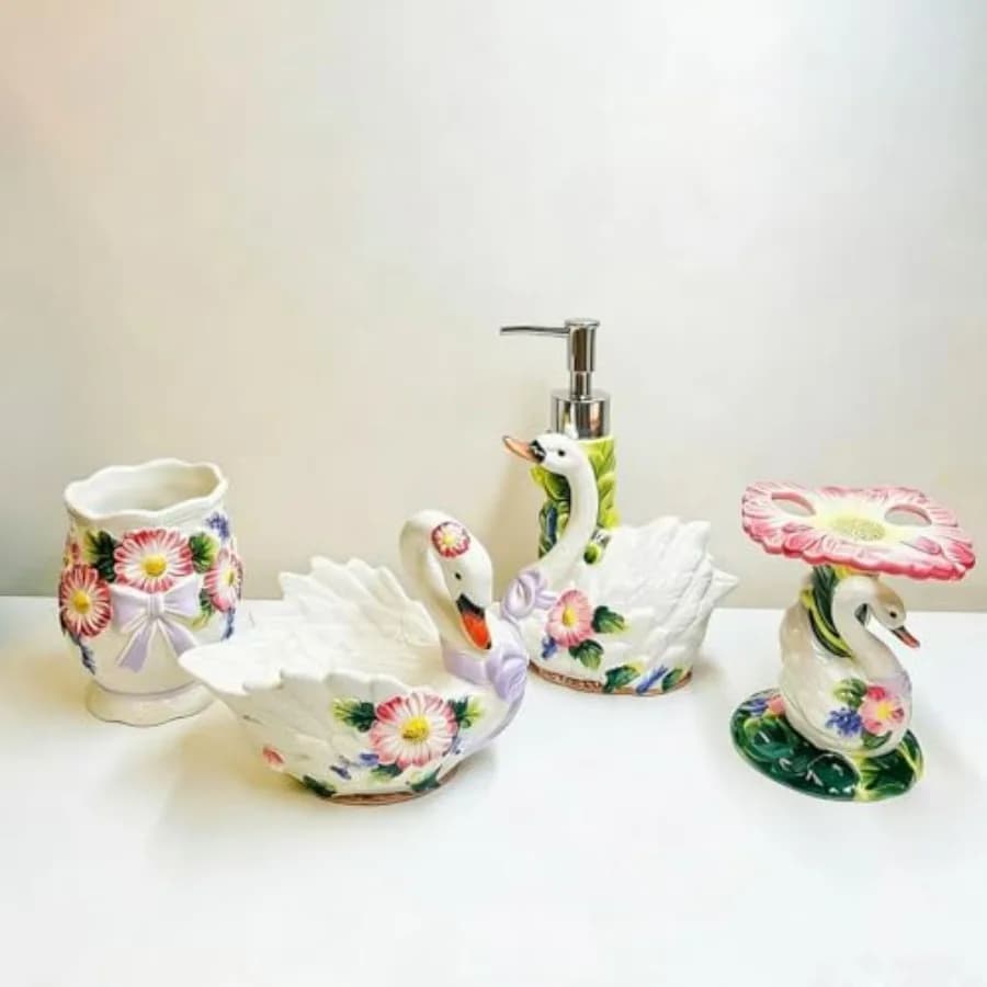 Set di Accessori per il Bagno in Ceramica con Cigni e Fiori, 4 Pezzi in Bianco con Portaspazzolino, Bicchiere per Spazzolino, Dispenser di Sapone e