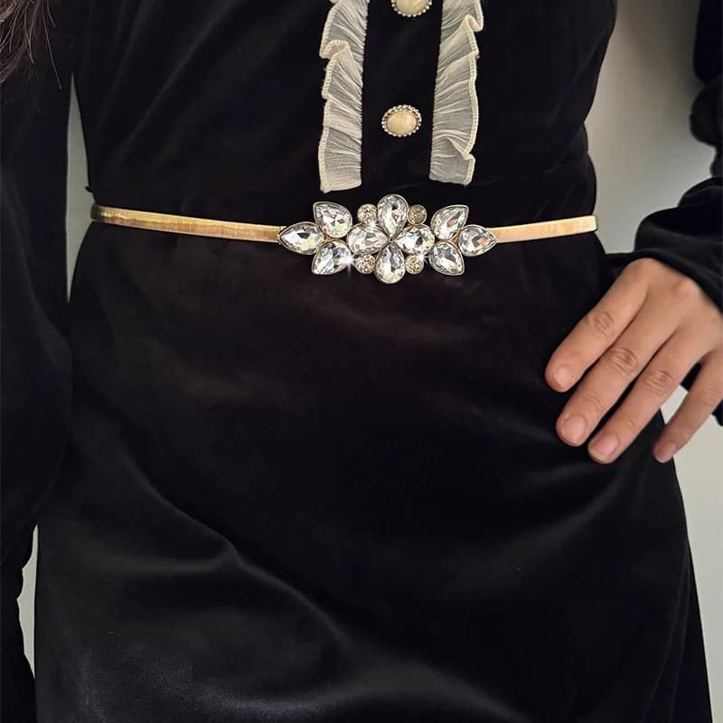 High-eng Luxury Desiner Donna Strass Flora Cintura elastica a catena in metallo Cintura femminile dorata elegante per cappotto gonna abito
