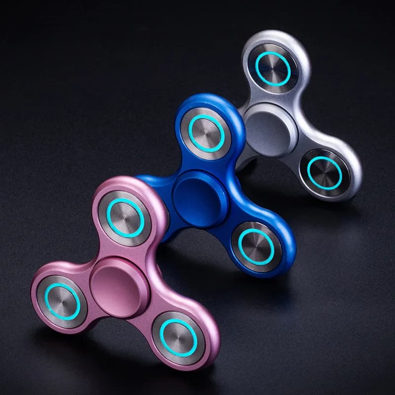 Nuovo metallo luminoso Fidget Spinner triangolo in lega di alluminio mano Spinner rotante giocattoli di decompressione per adulti EDC scrivania Fidget Toy