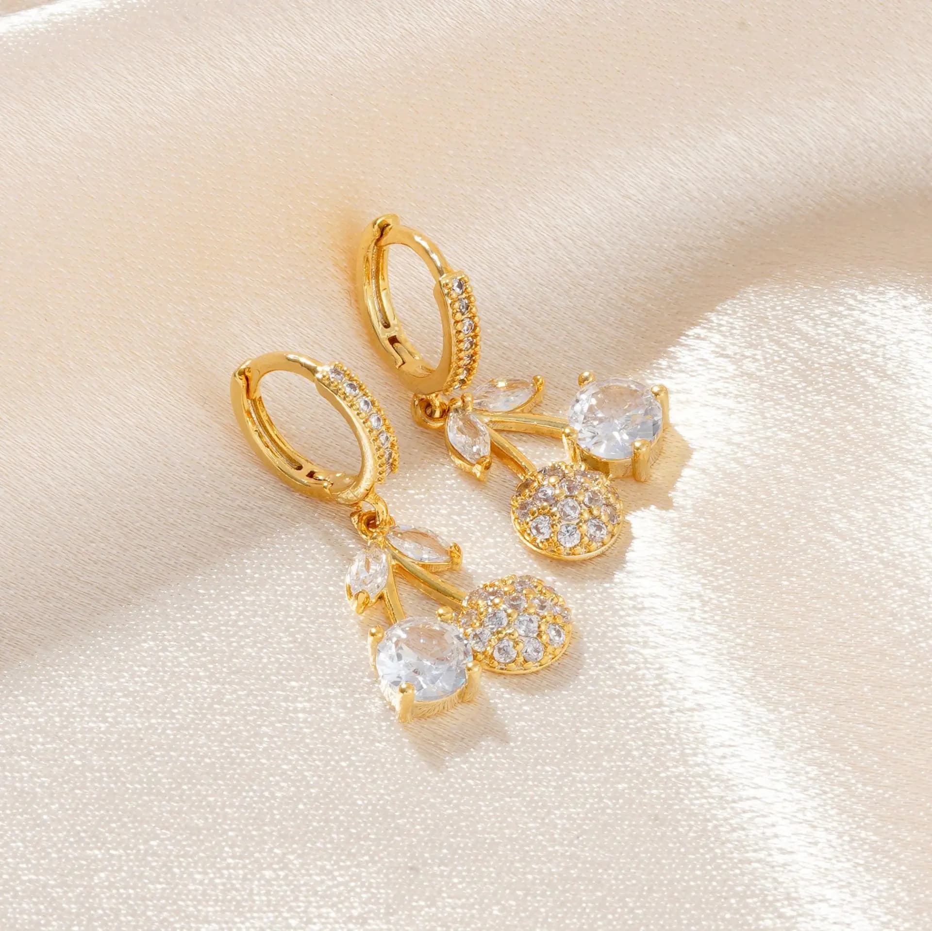 The high-end cherry ear studs are small, exquisite, light luxury, niche and versatile. They are stylish and elegant earrings
