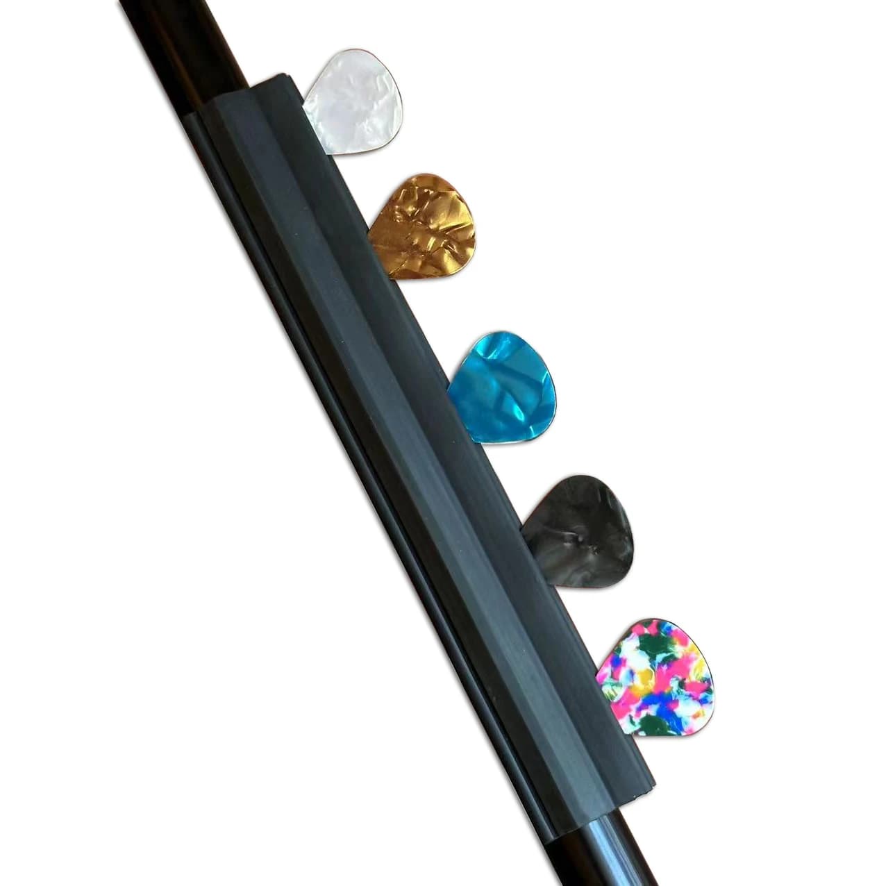 Supporto per plettro per supporto per microfono - Morsetto / clip per plettri per chitarra con 5 plettri, gomma/nero, adatto per supporto per microfono o leggio