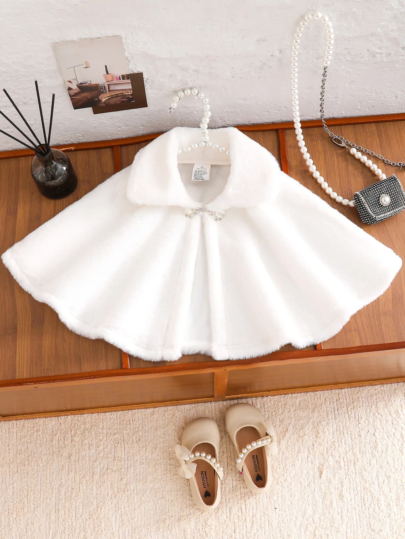 Un caldo mantello da principessa bianco per ragazze, versatile mantello antivento con colletto, elegante mantello in pelliccia da principessa per ragazze, abbigliamento autunnale e invernale, cappotto in peluche per ragazze, adatto per feste all'aperto, festival, compleanni, Eid, Pasqua, Carnevale e Capodanno cinese, per età 4-5-6-7-8