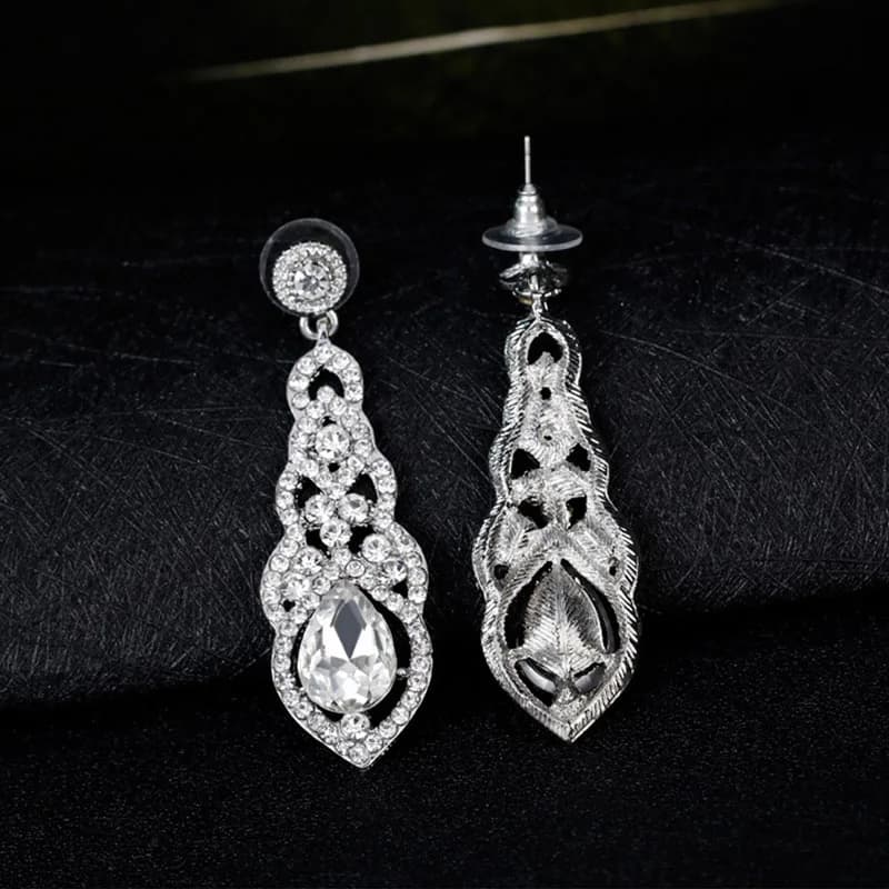 Orecchini Pendenti Lunghi di Lusso con Cristalli Scintillanti per Donne, Raffinati Orecchini a Perno con Strass e Design Traforato, Gioielli da Sposa