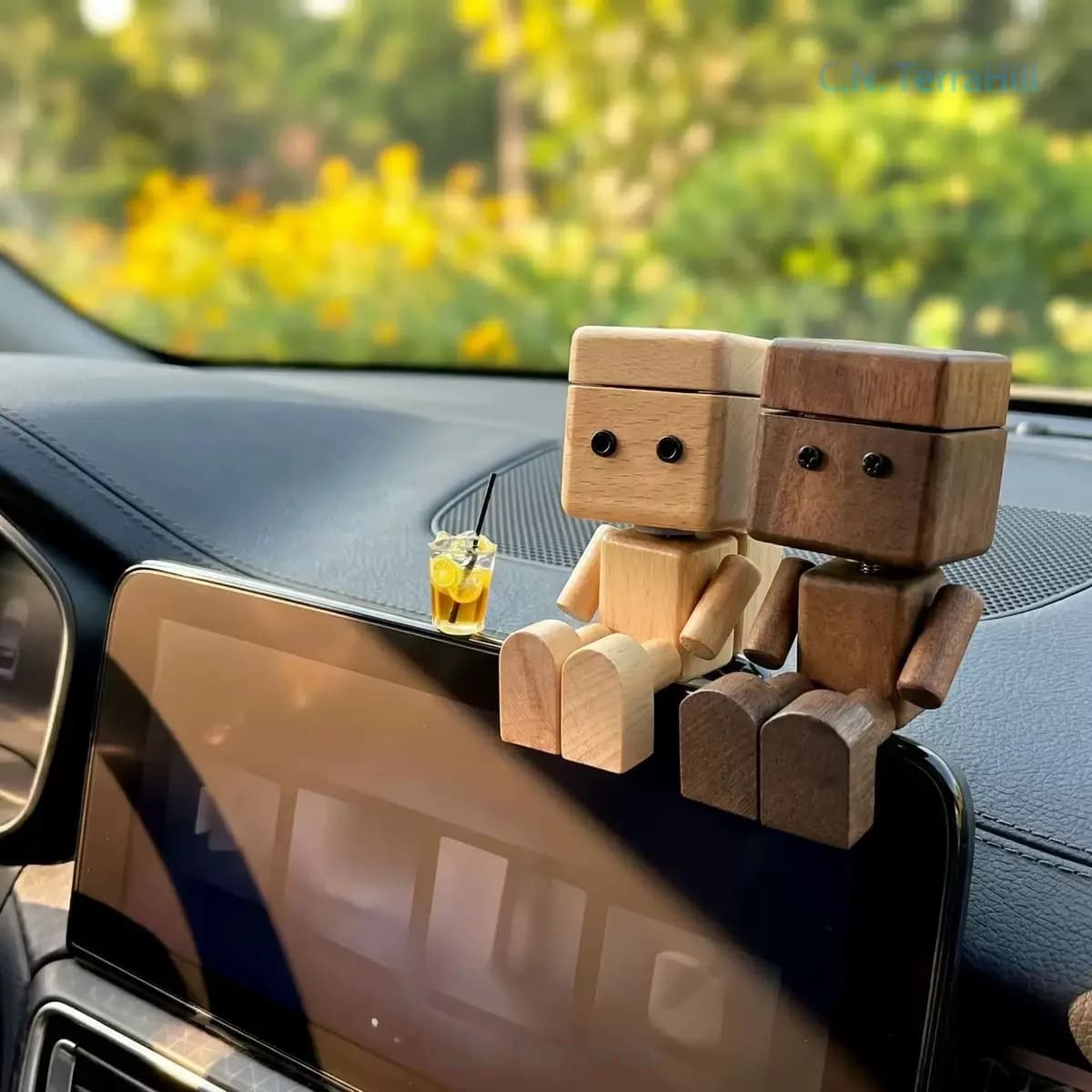 Solid Wood Car Air Freshener Mini Diffuser Aromatherapy Ornament for Car Center Console Dashboard Interior Decoration
