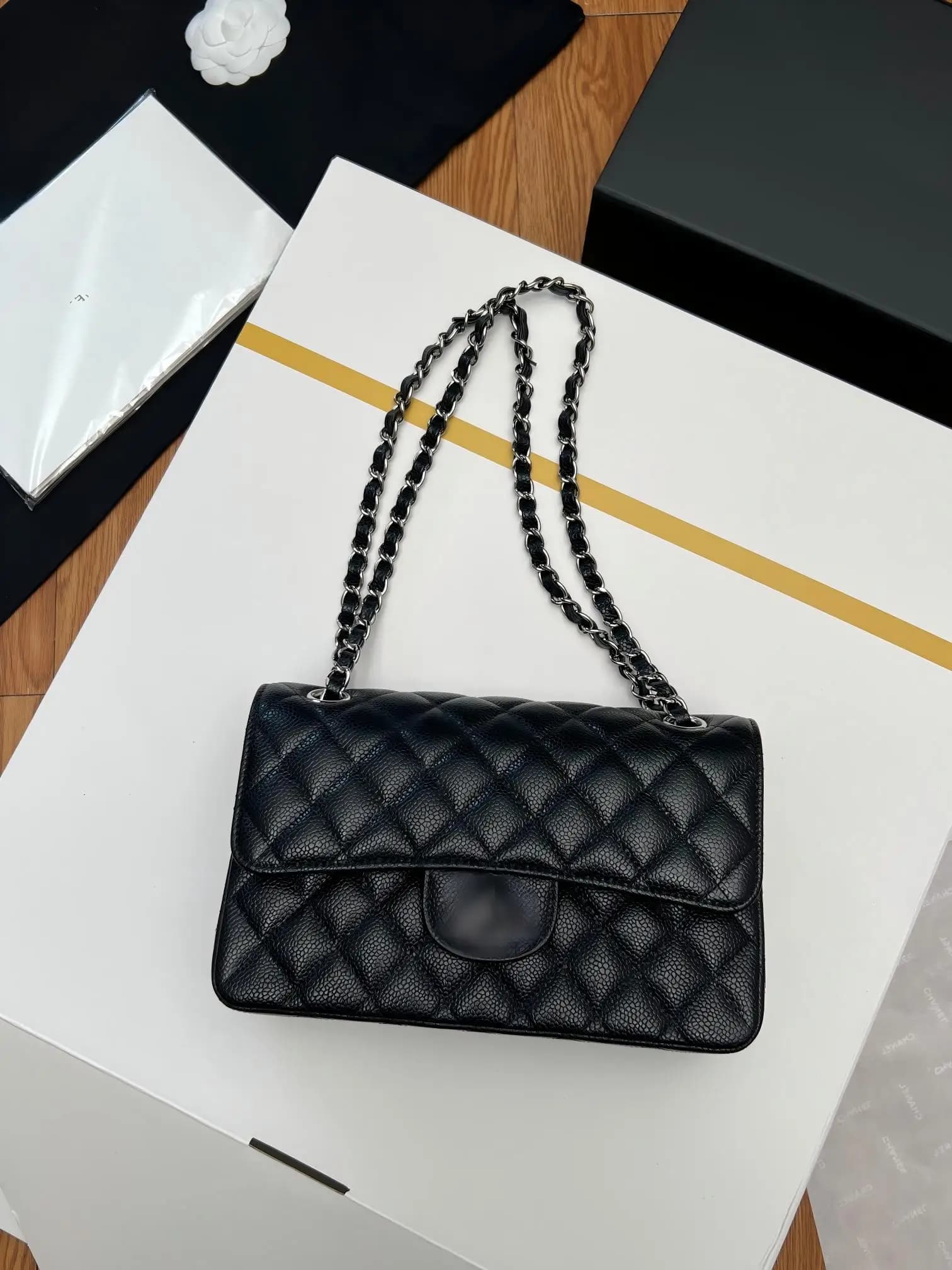 Borsa a Tracolla di Lusso in Vera Pelle di Capra con Borchie e Catena, Chiusura in Metallo, Design Elegante per Donna
