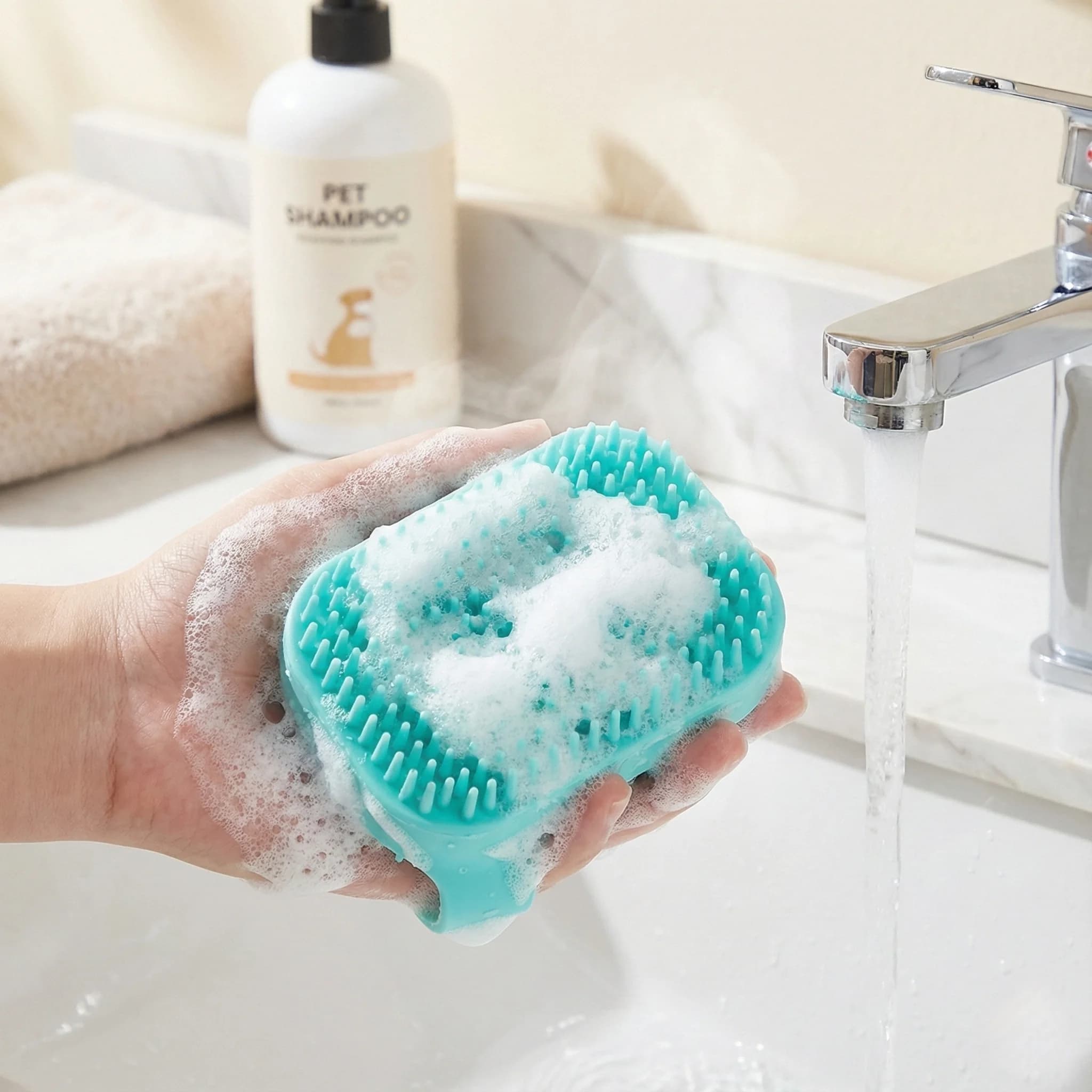 Spazzola per Massaggio e Bagno per Animali Domestici con Dispenser di Shampoo - Strumento 2-in-1 per la Toelettatura di Cani e Gatti
