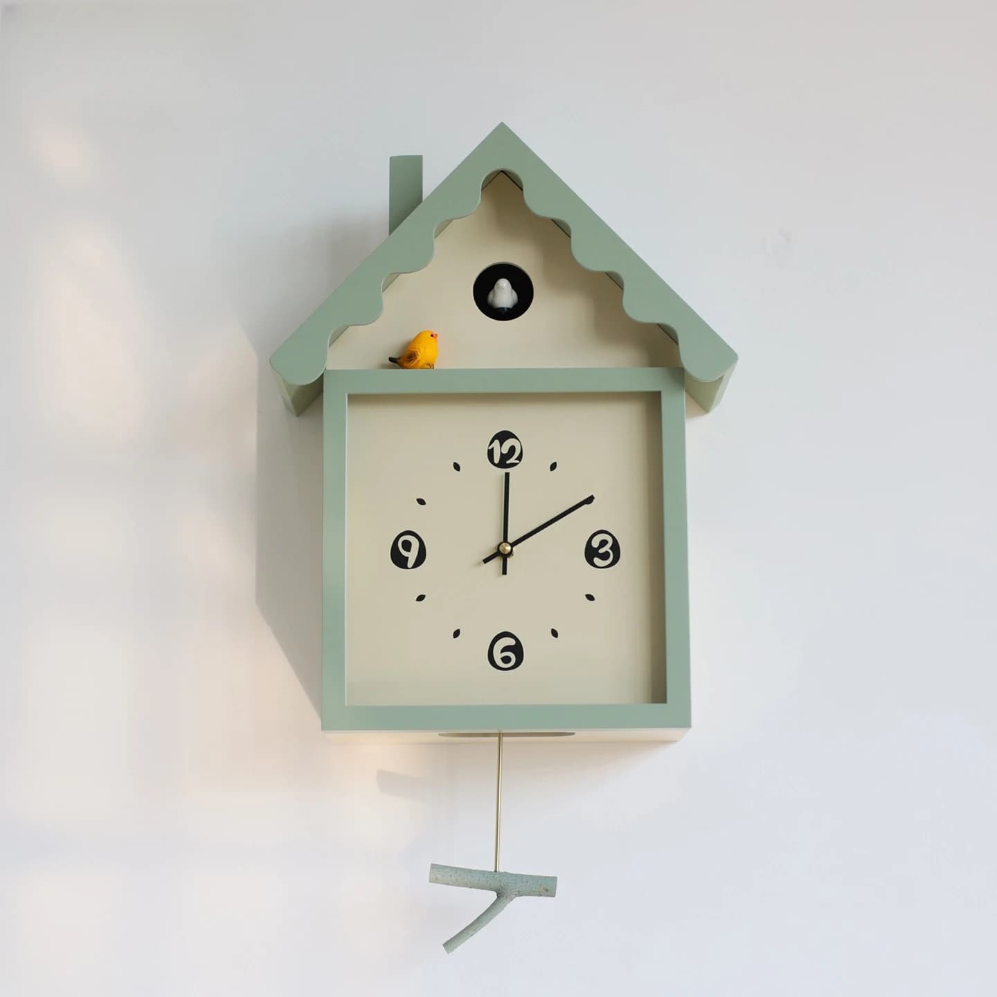 Solid wood cuckoo clock wall clock living room clock Scandinavian high-end creative bird cooing swing