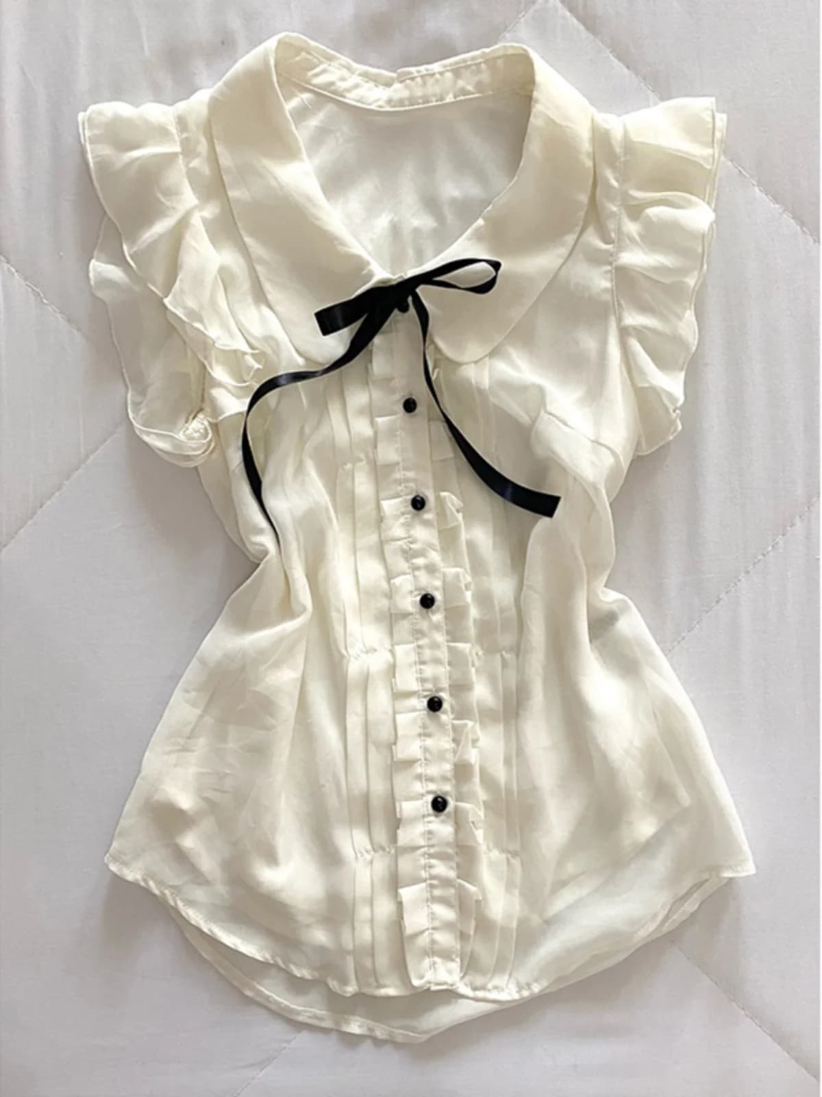 Camicia in chiffon con colletto a balze da donna, bianca, unica ed elegante, top estivo traspirante in misto cotone a maniche corte con bottoni