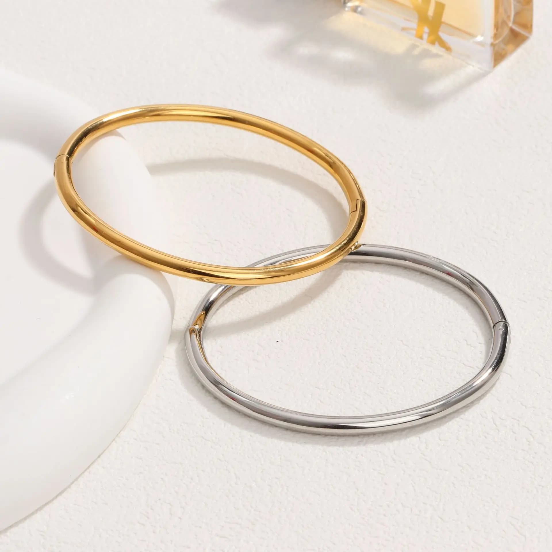 L'oro e l'argento dell'acciaio inossidabile del temperamento di lusso leggero di 1 pc non sbiadiscono il braccialetto semplice del viso