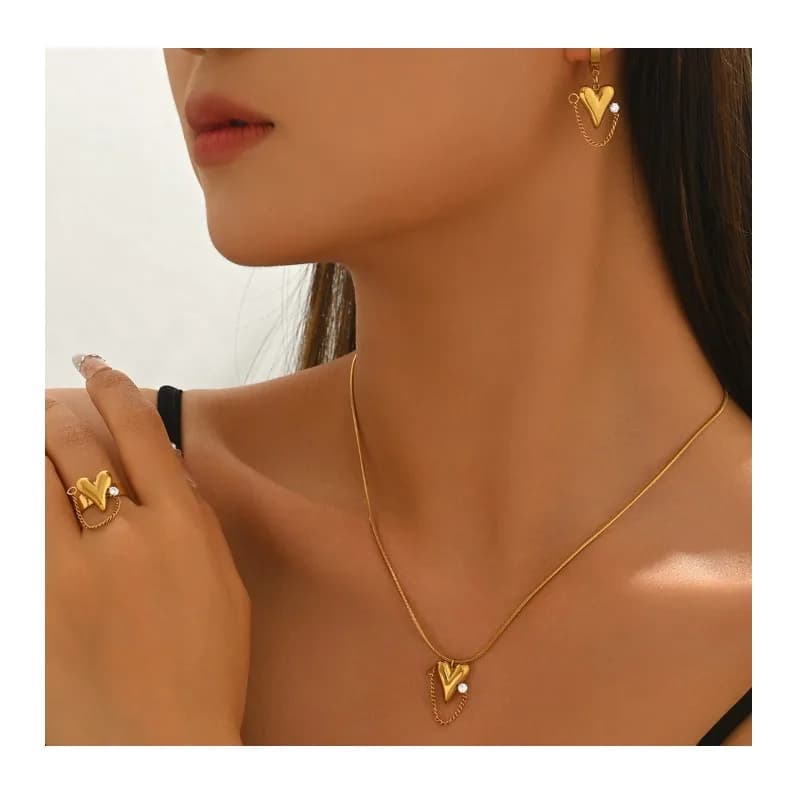 Gioielli in Vendita: Anello con Design a Cuore e Diamanti, Orecchini Versatili, Collana con Ciondolo per Donna