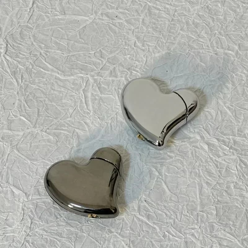 Accendino gonfiabile in metallo legato di lusso con design personalizzato portatile di alta qualità a forma di amore come regalo per uomini e donne