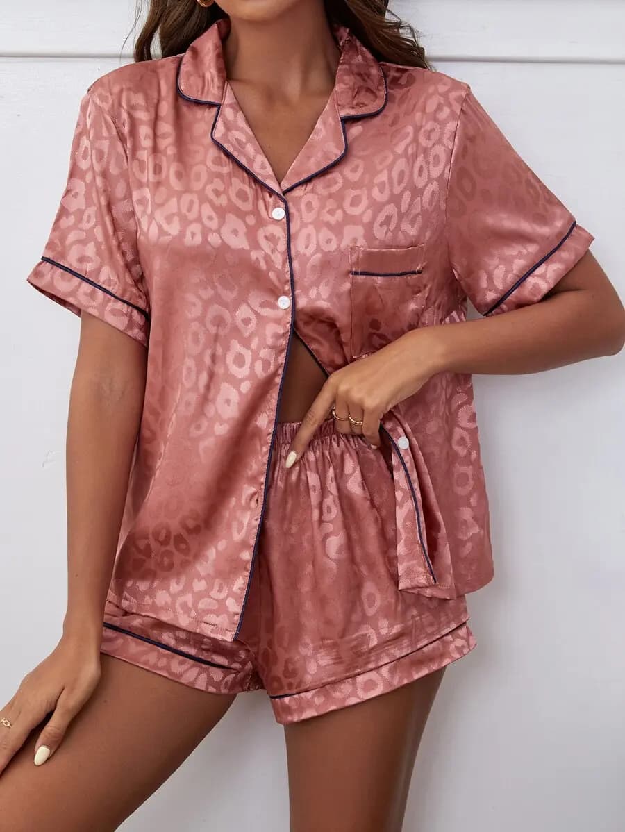 Set pigiama da donna in raso con stampa leopardata, top con colletto a revers e pantaloncini