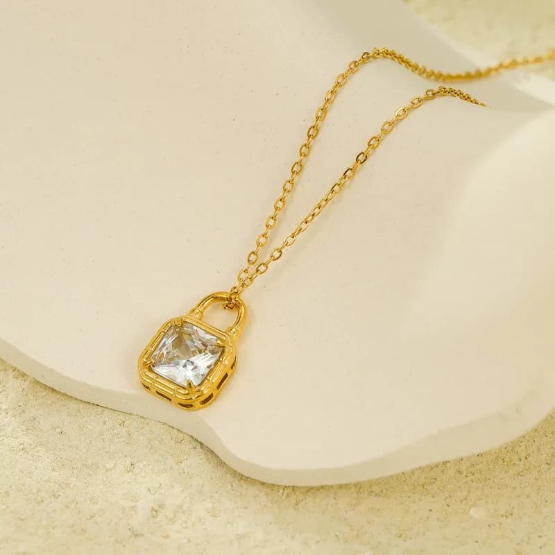 Collana con pendente in zircone con lucchetto placcato oro in acciaio inossidabile dal design versatile Collana in acciaio al titanio con vento