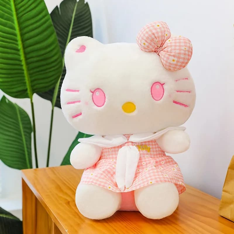 Bambola imbottita in peluche Sanrio Kawaii Simpatico gatto Hello Kitty in gonna scozzese estiva Regalo di compleanno per bambini Bambole di pezza all'ingrosso per ragazze