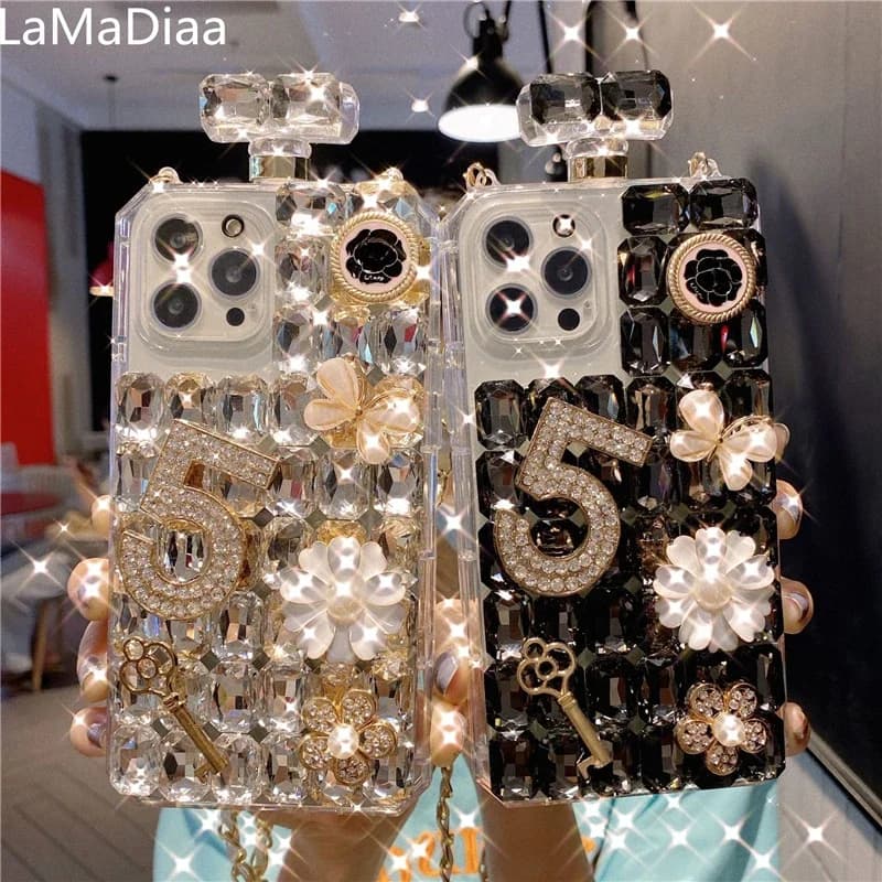 Custodia per telefono con catena di diamanti in cristallo bling di lusso, borsa, bottiglia di profumo, custodia con cordino per iPhone 16 15, 14, 11, 12, 13 Pro, MAX