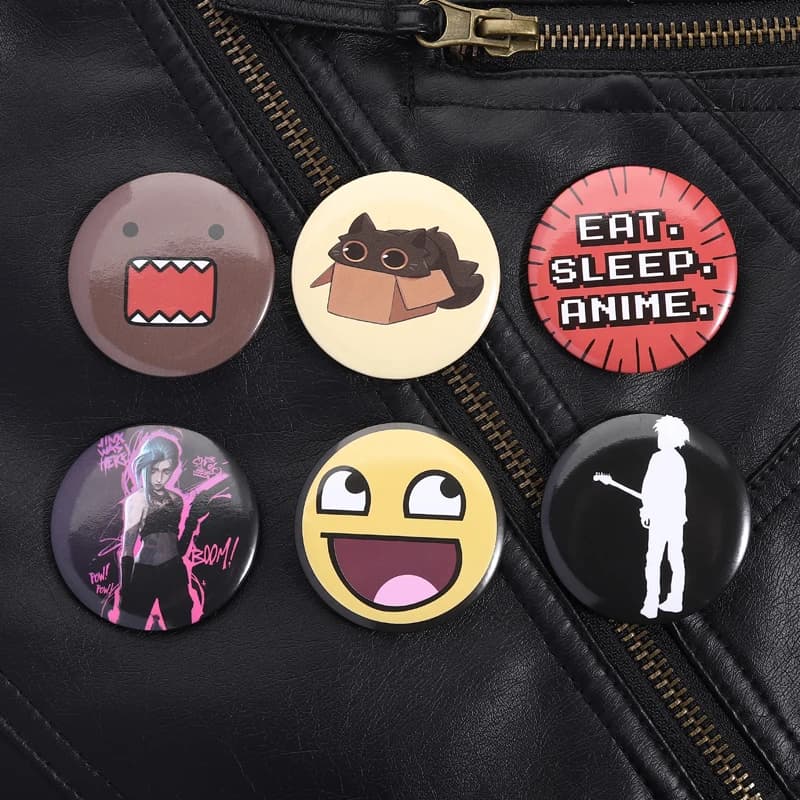 Cartoon Pin Multi-Interest Style Meme Smile Jinx Domo Chitarra Gatto Anime Slogan per i fan della cultura pop Decorazione della giacca dello zaino