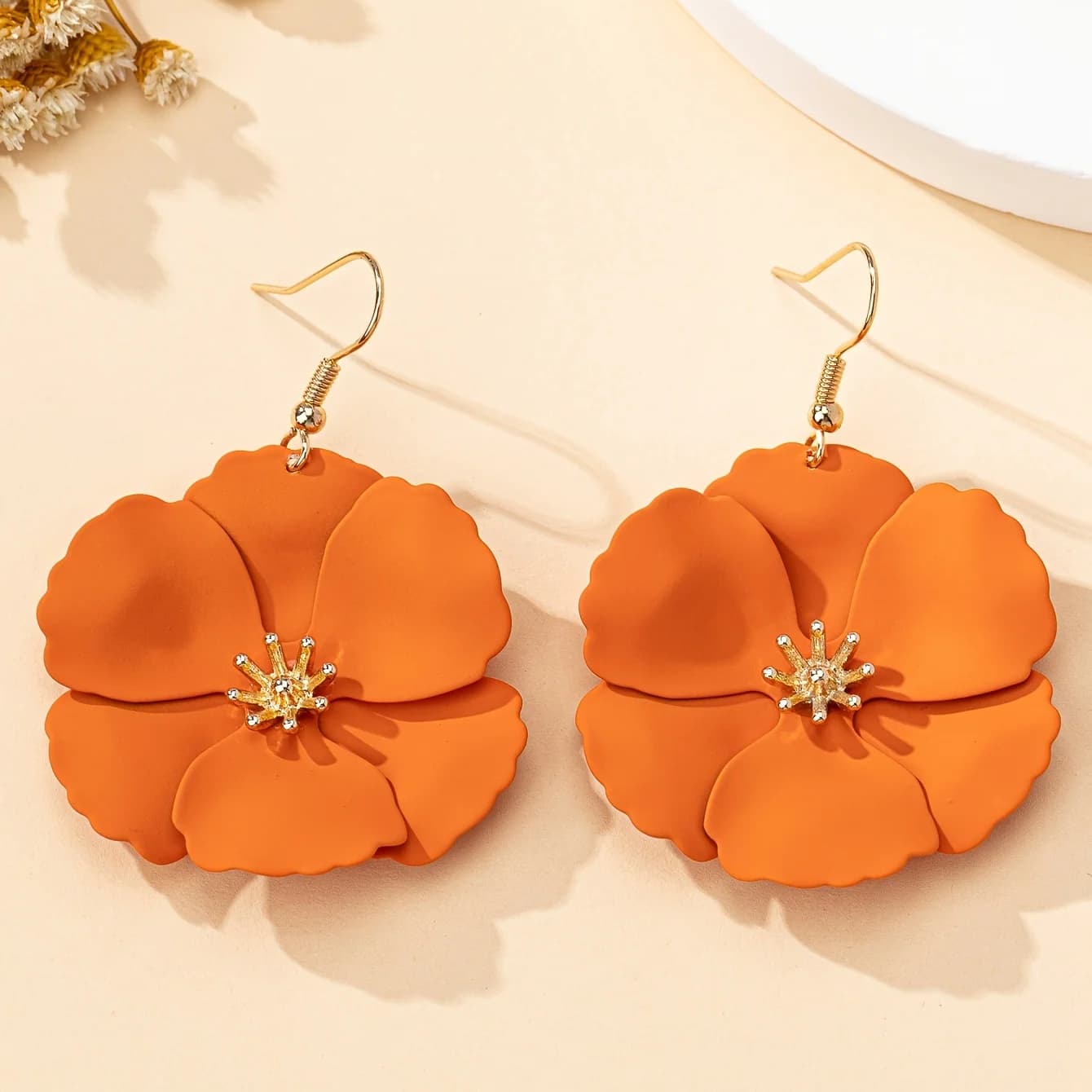 A Fashionable and Luxurious Piece of Jewelry Suitable for Spring and Summer: Women's Floral Earrings