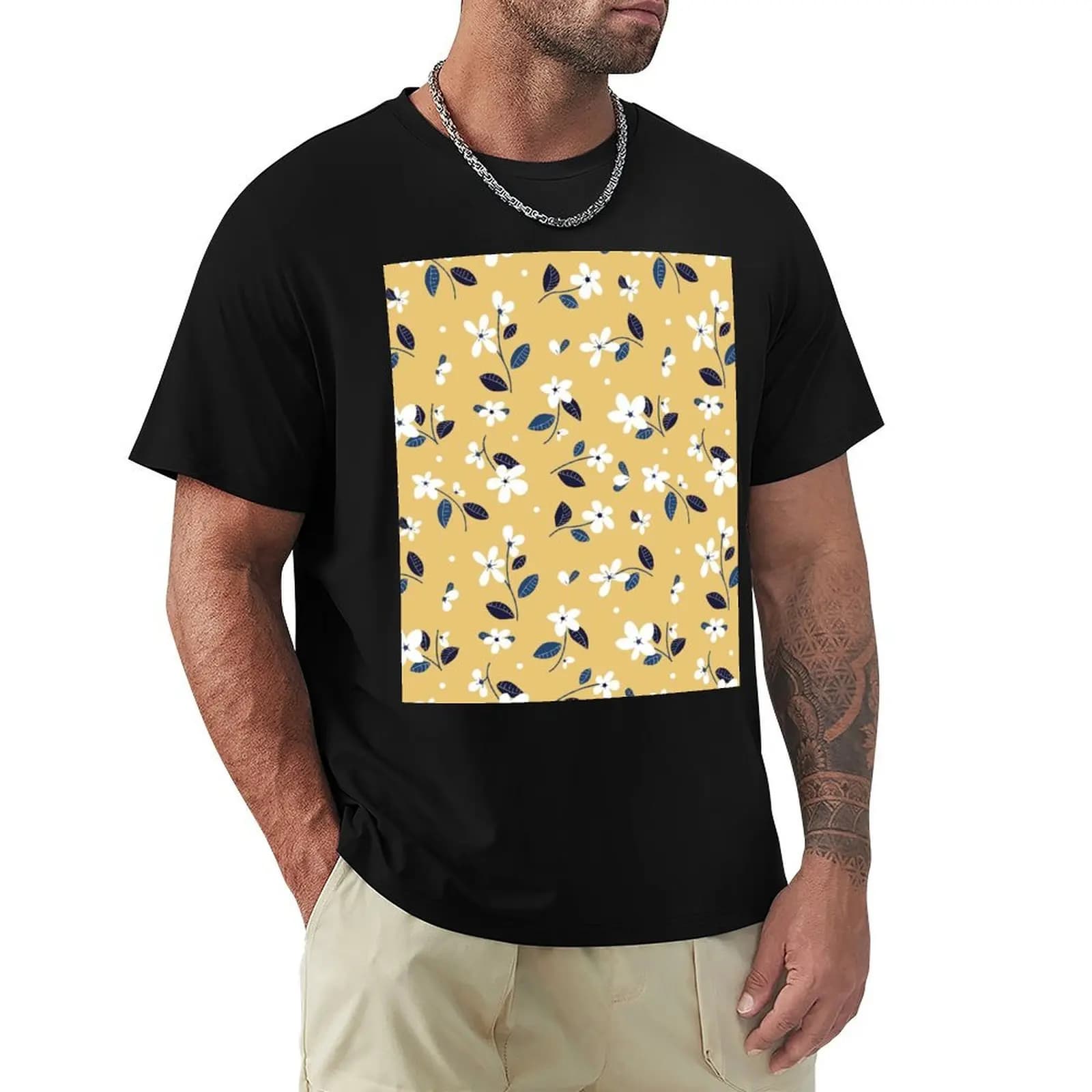 Piccoli fiori bianchi su sfondo color senape T-shirt casual con stampa grafica