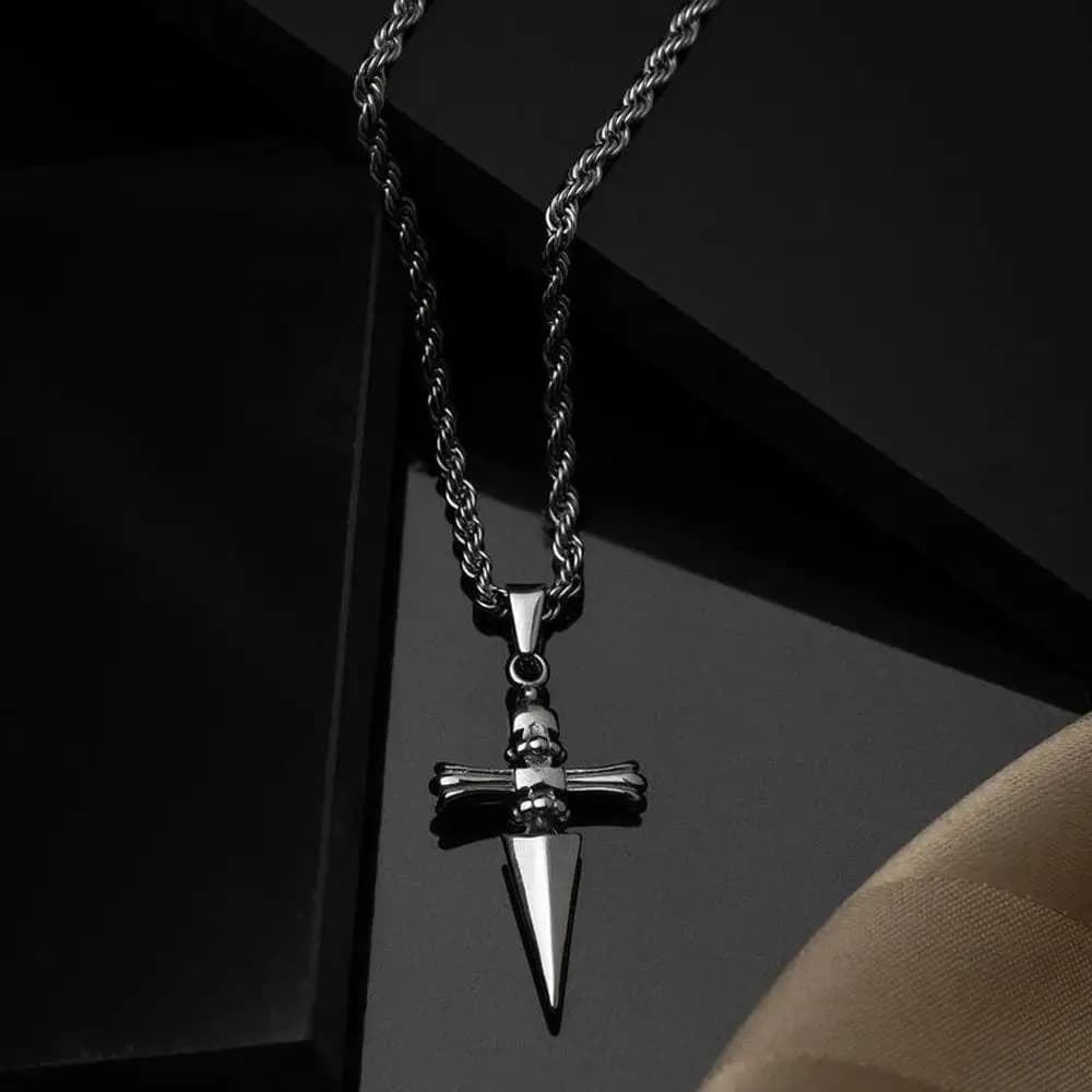 Collane con croce di spada Accessori anime in acciaio inossidabile Catena del giudizio Plettri settimanali Ciondolo punk Gioielli da uomo Regalo per ragazzi
