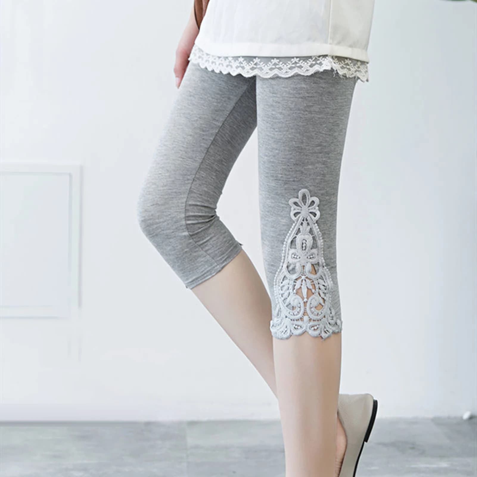 Pantaloni in pizzo scavati estivi nuovi capri casual taglie forti per le donne fondo yoga da donna 5XL in cotone elastico sottile nero bianco
