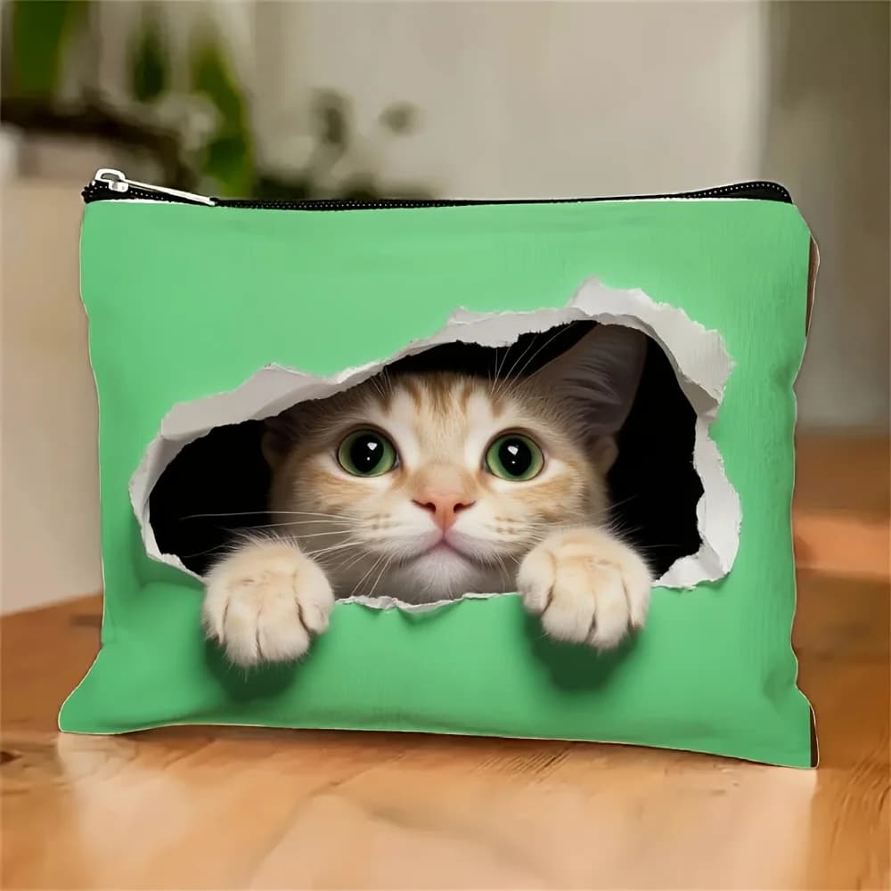 Un simpatico gattino che sbircia nella borsa per il trucco progettata: una bella borsa multifunzionale con cerniera, una borsa per riporre gioielli,