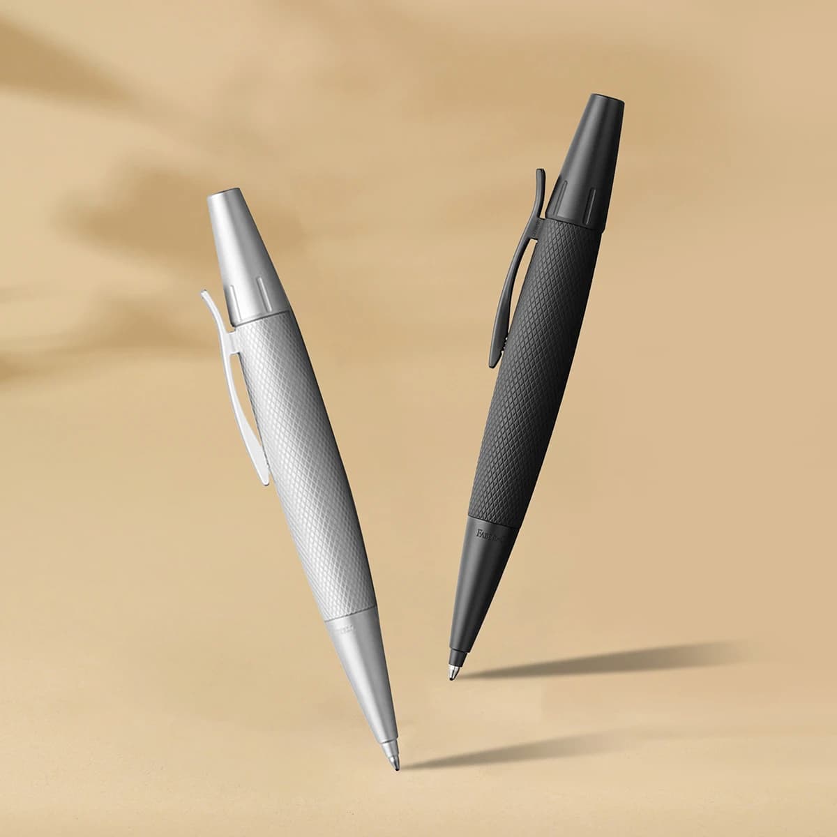 Penna a sfera Faber-Castell E-Motion Nero puro / Argento puro 0,7 mm Corpo in metallo Scrittura liscia Penna regalo premium per ufficio e affari