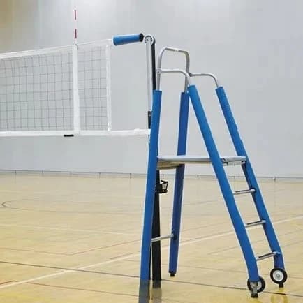 Attrezzatura essenziale per la sedia da arbitro di pallavolo attaccata su ruote