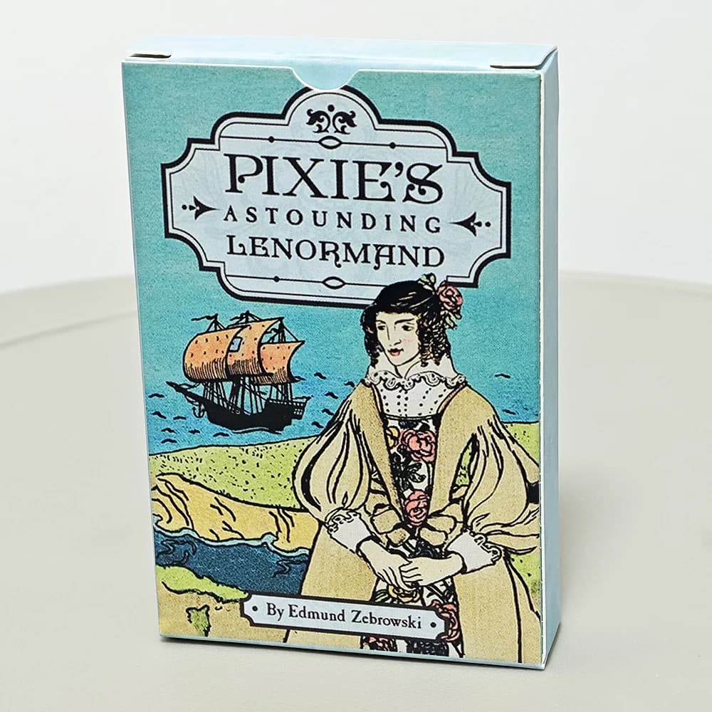 Pixie's Astounding Lenormand 9*6 cm creato con opere d'arte del mazzo dei tarocchi Smith-Waite e carte da 36 pezzi "The Golden Vanity".
