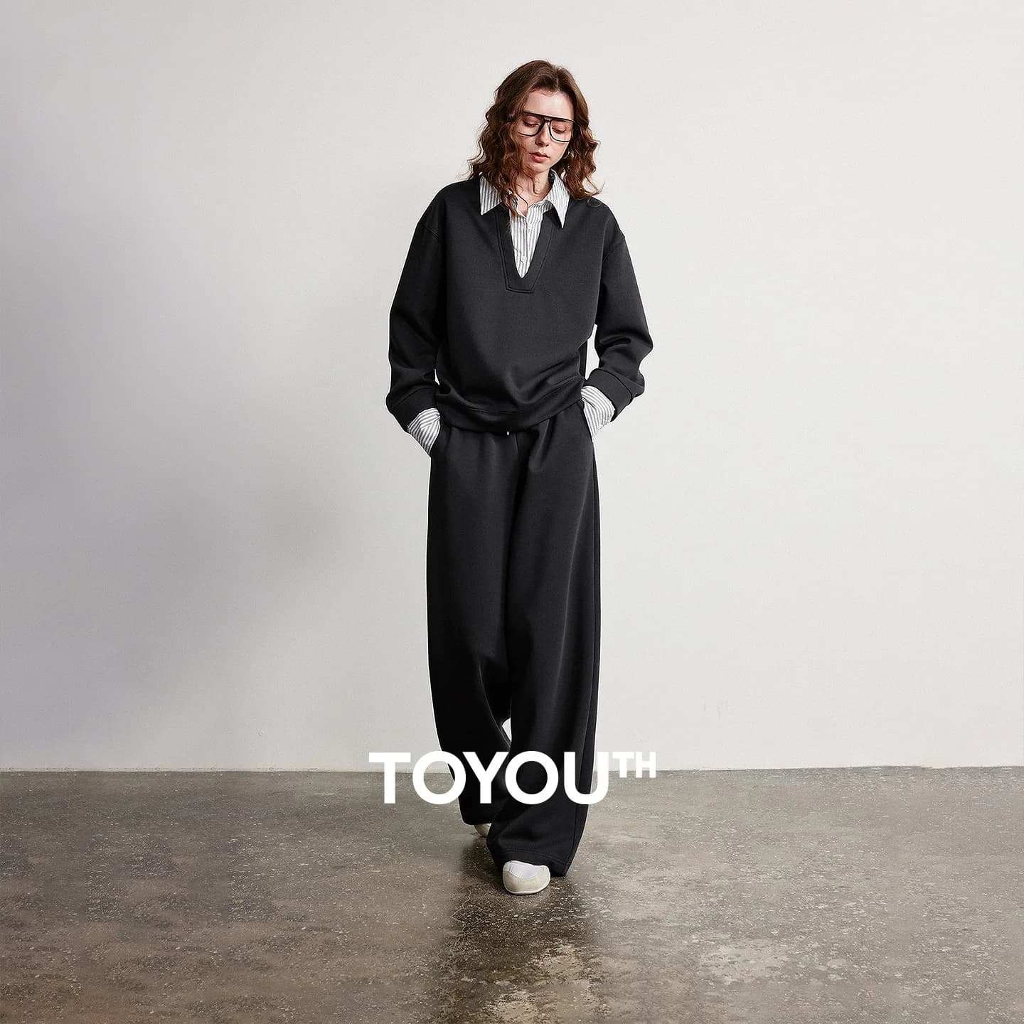 Completo da donna TOYOUTH 2026 Primavera Nuovo Set Due Pezzi a Righe con Felpa con Cappuccio Effetto Due Pezzi e Pantaloni a Gamba Larga Stile Intelligente