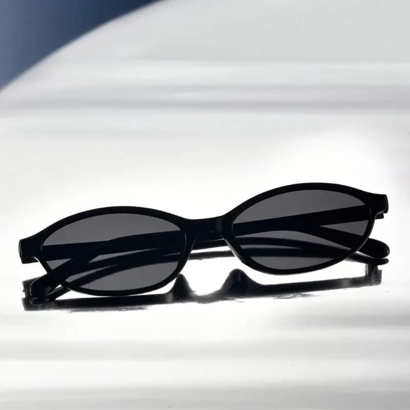 1 pair of fashionable men's and women's glasses with classic oval frame in Y2K style are perfect for casual clothing photography