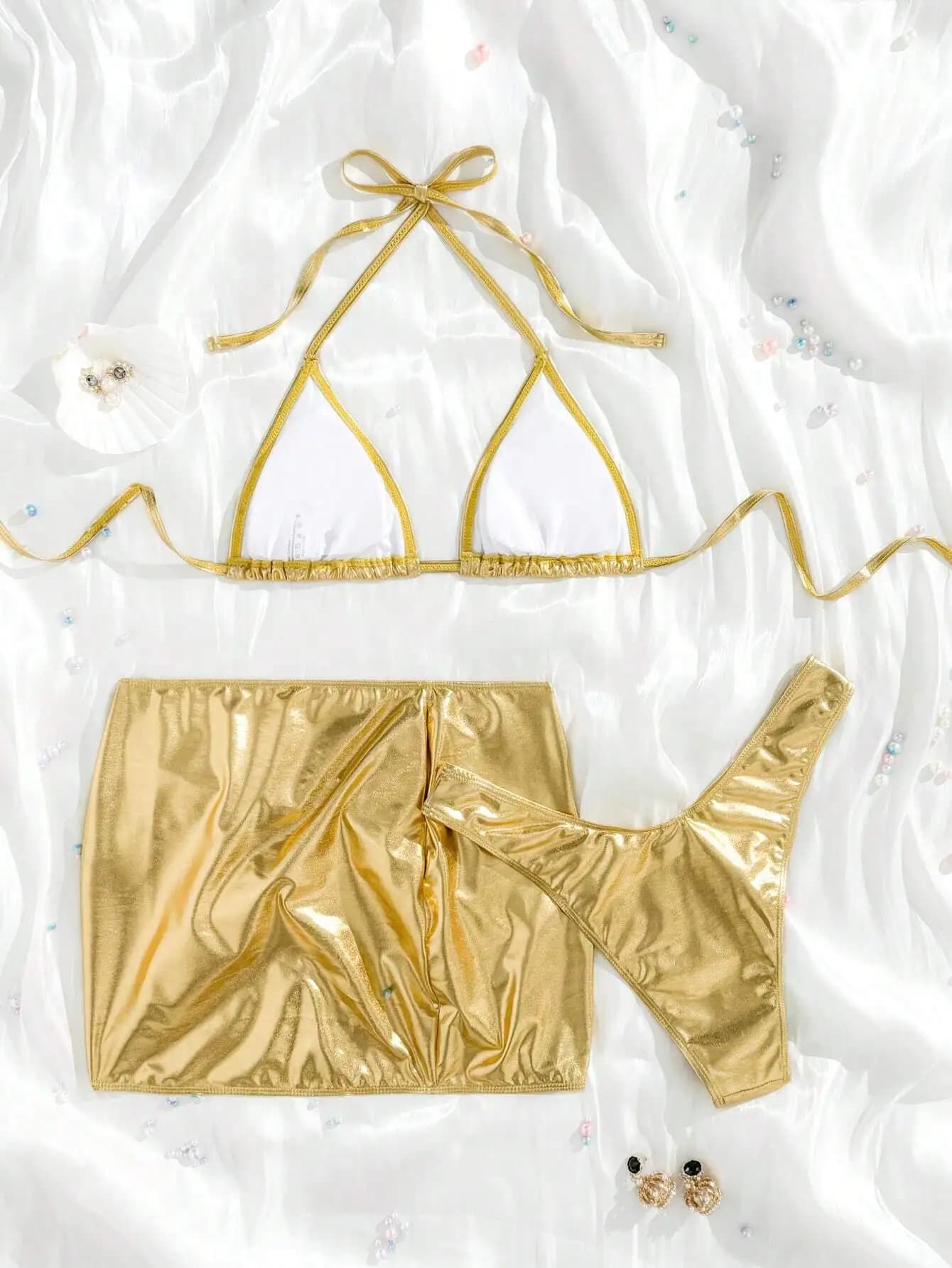 Top bikini triangolare metallizzato oro brillante con gonna abbinata e perizoma, set da bagno in tre pezzi