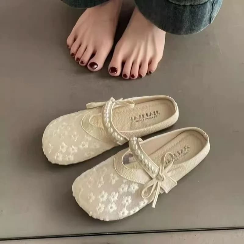 Mules with lace closed tip and bow-shaped pearls for women, fashionable, summer, to wear outdoors, suitable to match with skirts, flat sandals