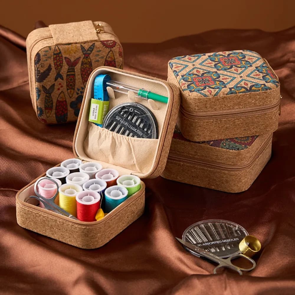 Kit da Cucito Vintage in Sughero Stile Boho Floreale, Set Portatile Multifunzionale per Principianti, Casa, Viaggio, Fai-da-Te, Artigianato, Regalo per Feste