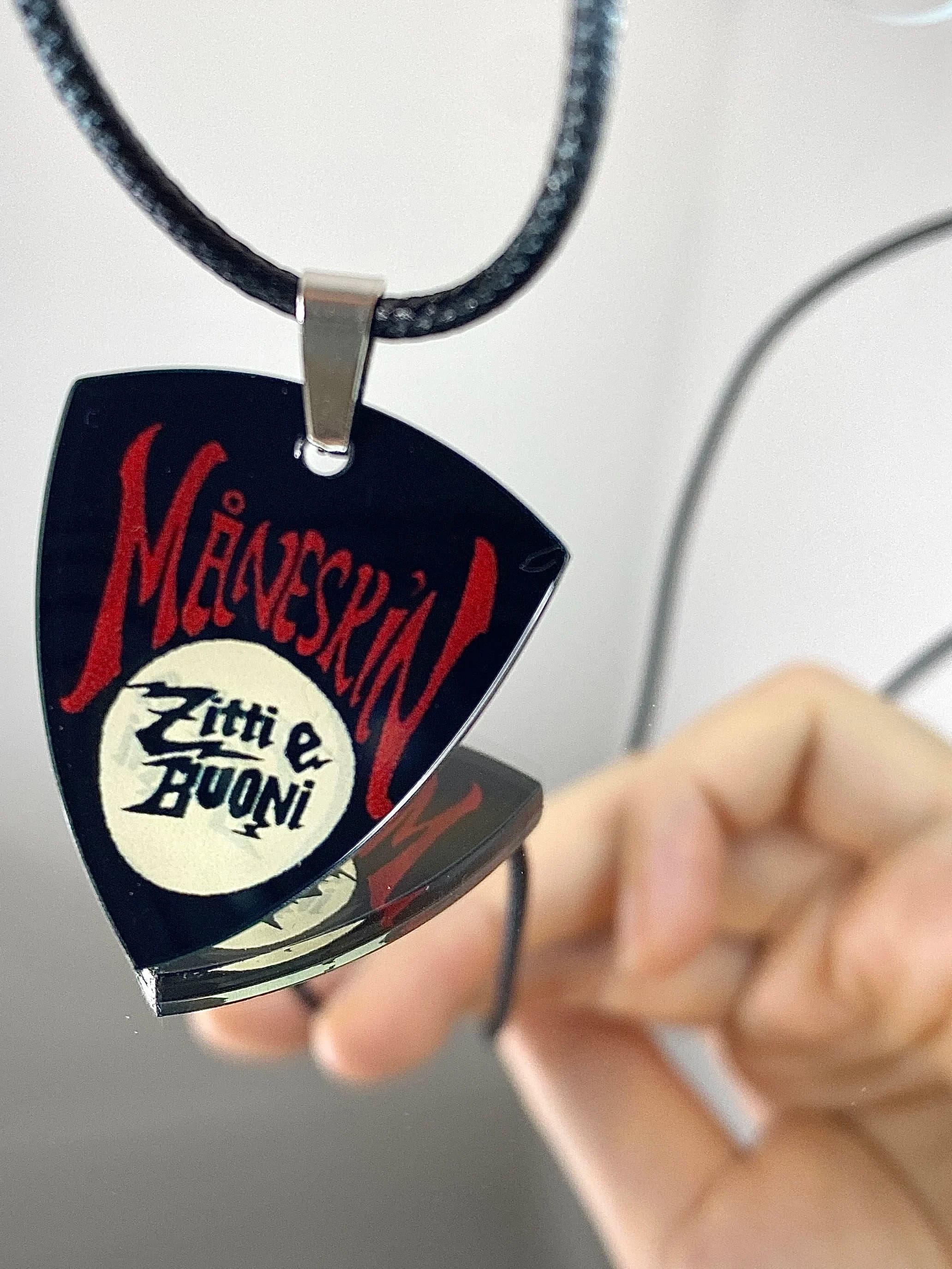 Collana con plettro per chitarra Maneskin Band Metal Rock, accessorio portachiavi, gioielli alla moda, ciondolo universale in vetro organico