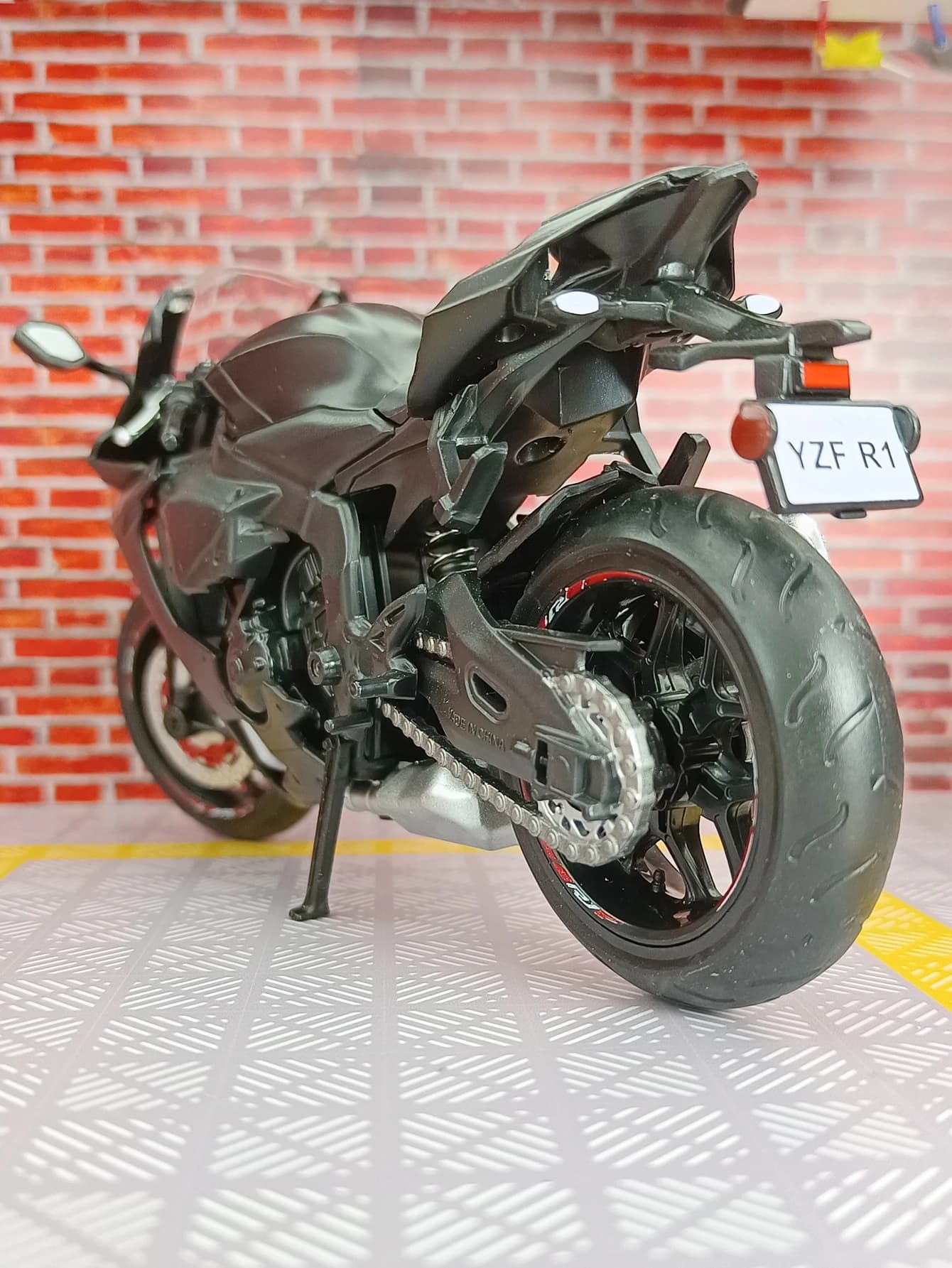 Modellino in lega di motocicletta Yamaha YZF-R1 in scala 1:12, simulazione CCA, con sterzo funzionante, adatto per collezionismo e può essere regalato agli amici.