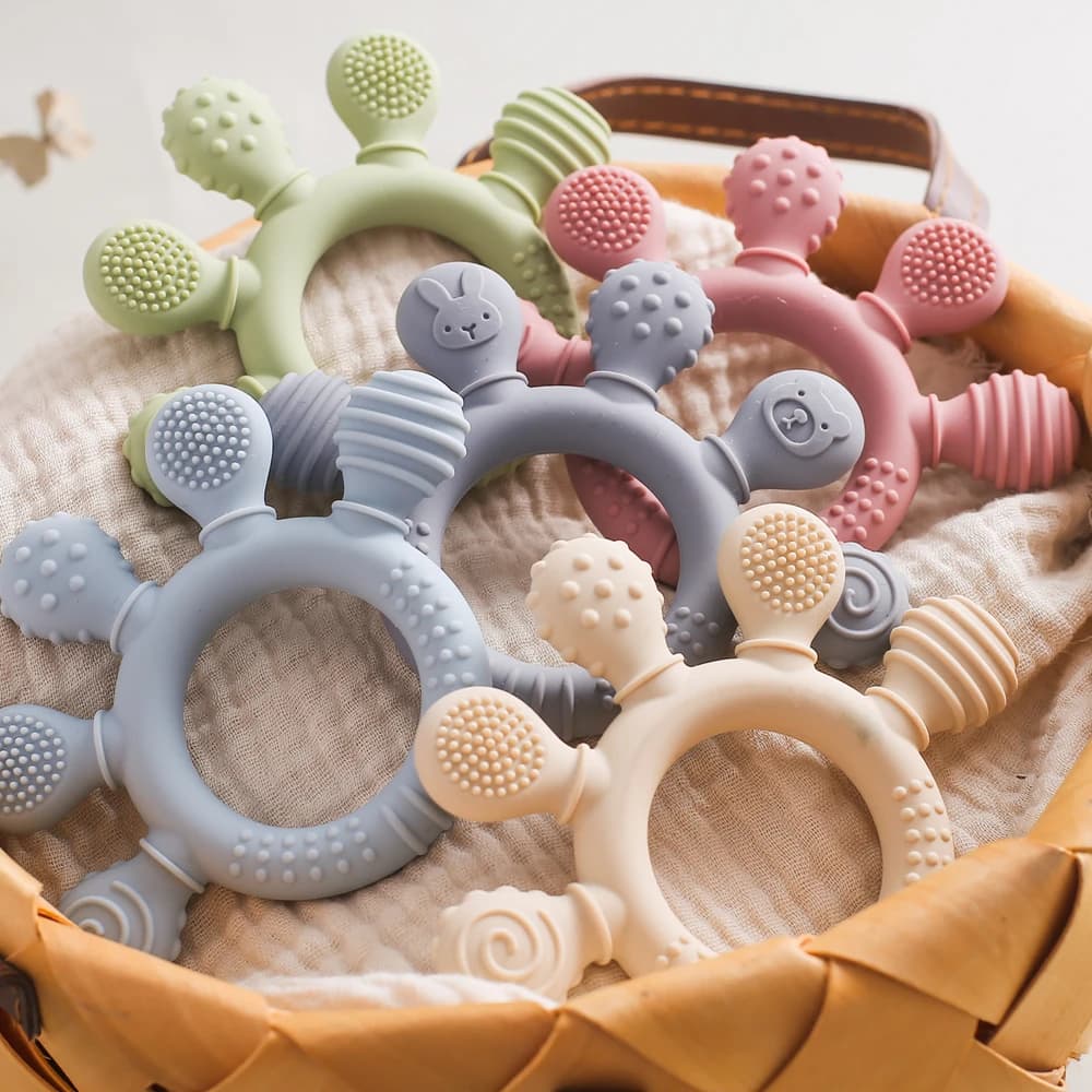 Massaggiagengive sicuro in silicone per neonati, senza BPA, giocattoli massaggiagengive multidirezionali, facili da pulire e da afferrare, regali per neonati per l'apprendimento delle forme e dei colori