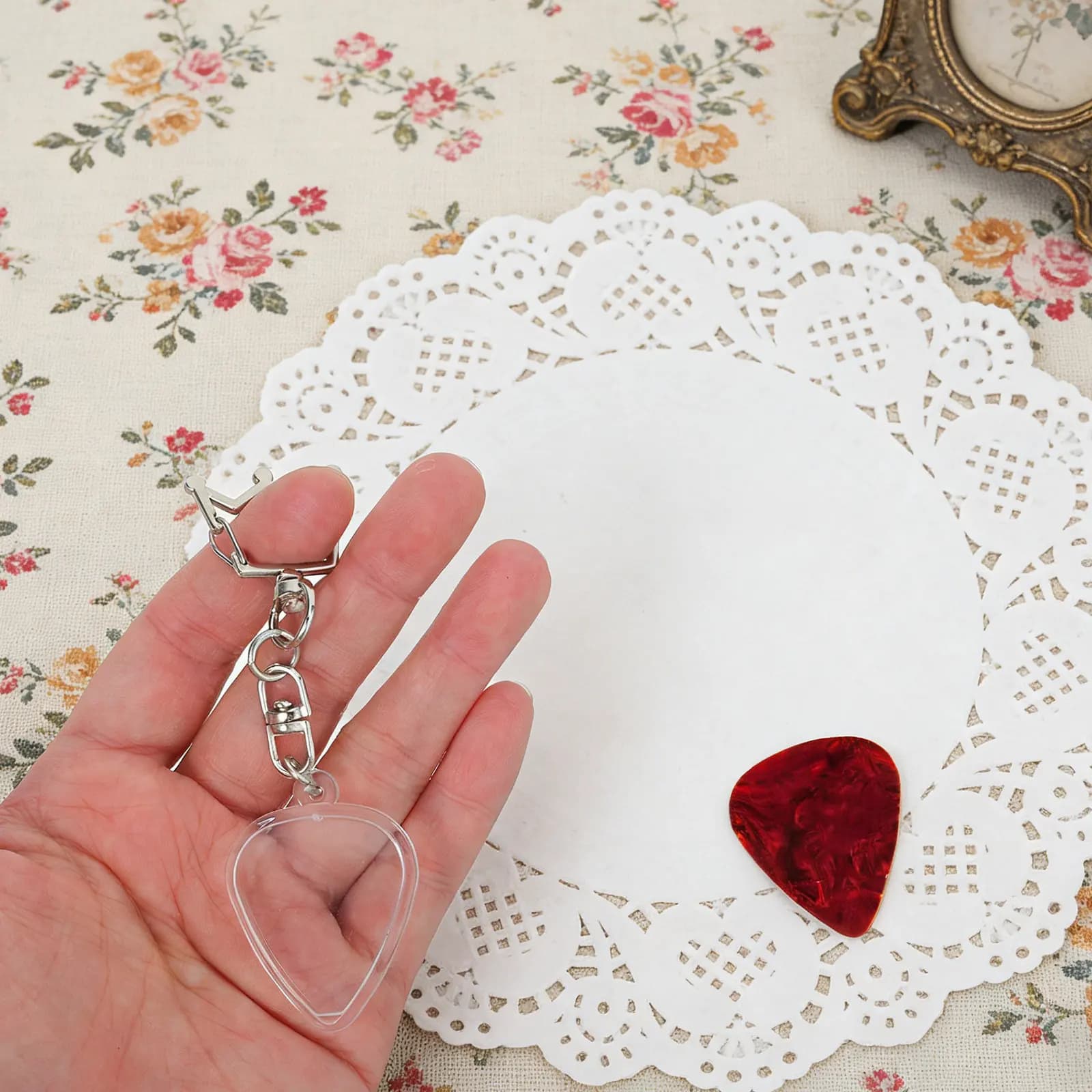 Set di 4 Portaplettro a Forma di Cuore in Acrilico, Espositore Trasparente per Plettro, Mini Portaplettro con Portachiavi per Viaggi