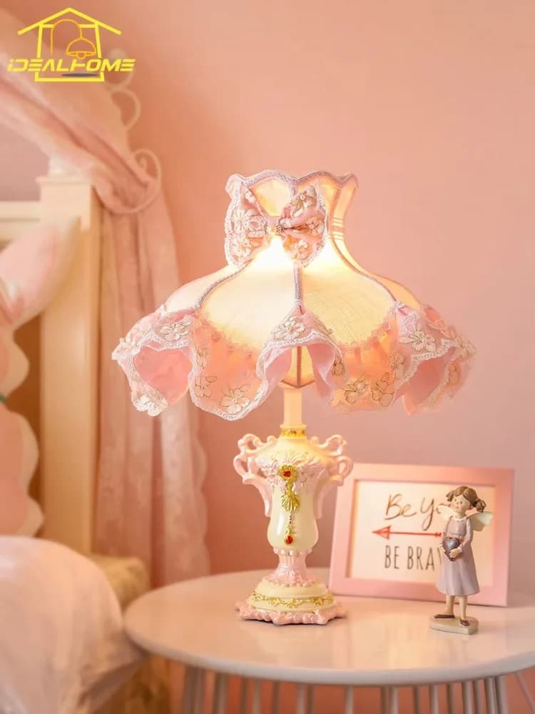 Nordic Ins Classica Lampada da tavolo rosa caldo LED E27 Resina Fabirc Art Luci da scrivania decorative Ragazze/Camera da principessa Camera da letto Comodino