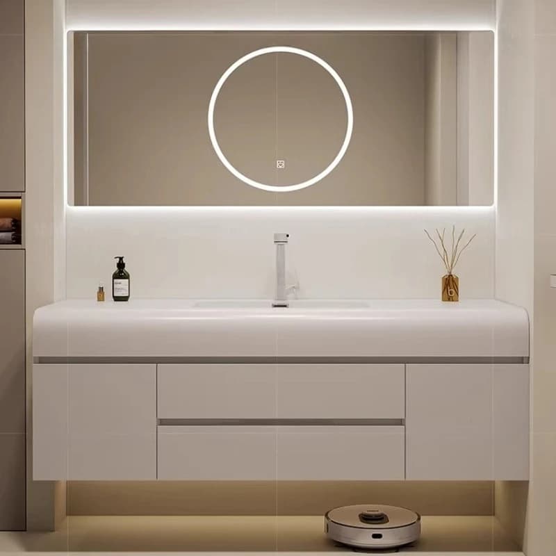 Mobile bagno moderno di lusso con specchio, lavabo sospeso e illuminazione a parete